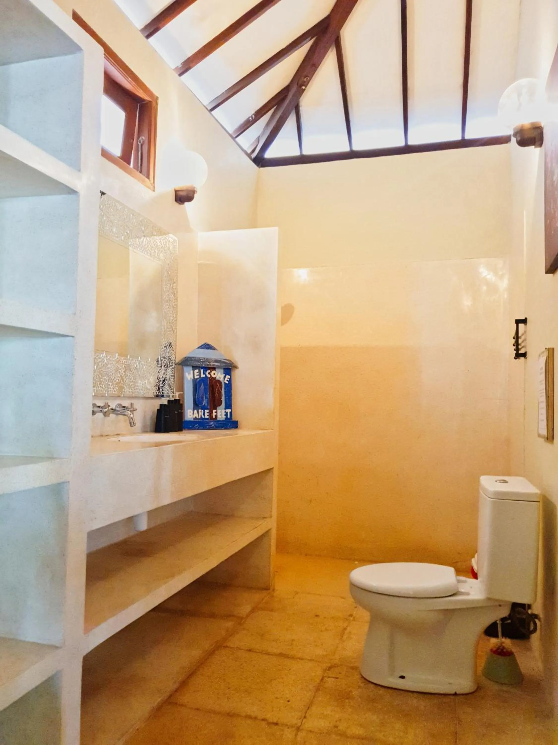 Toilet in Tír na nÓg Beachfront Resort