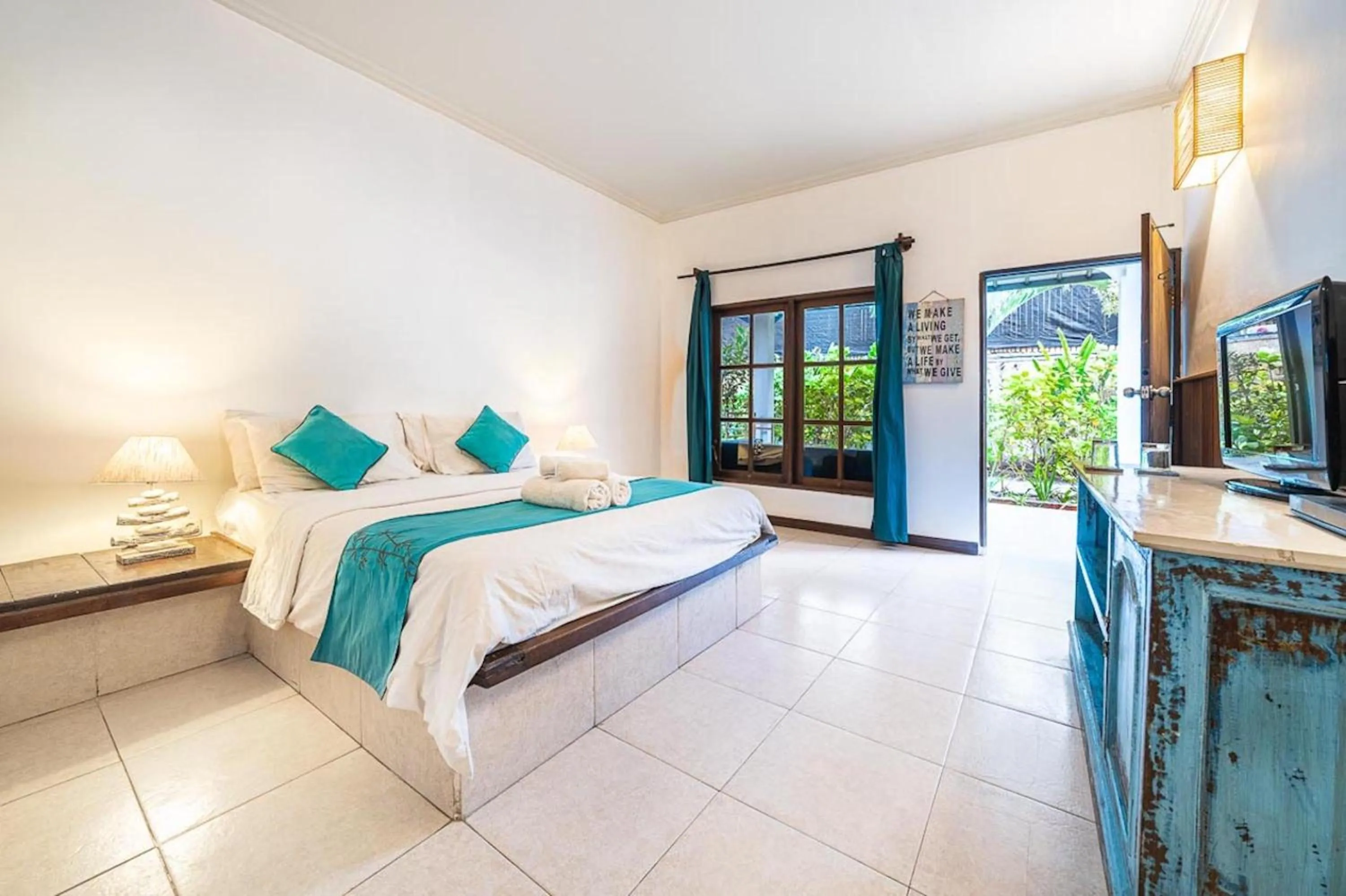 Photo of the whole room, Bed in Tír na nÓg Beachfront Resort