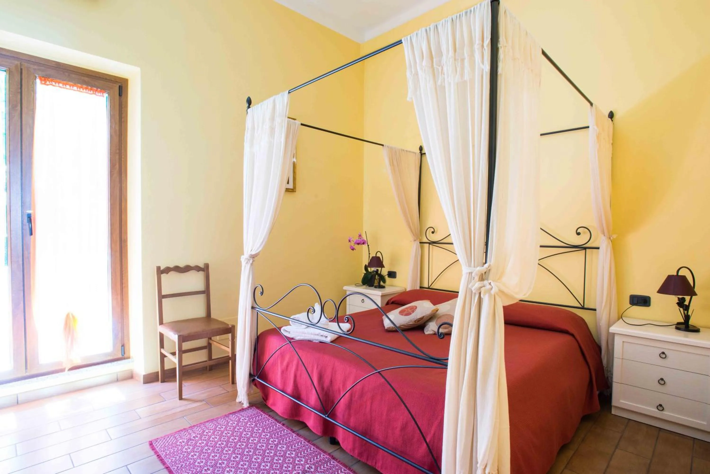 Photo of the whole room, Bed in B&B L'Albero Dei Limoni