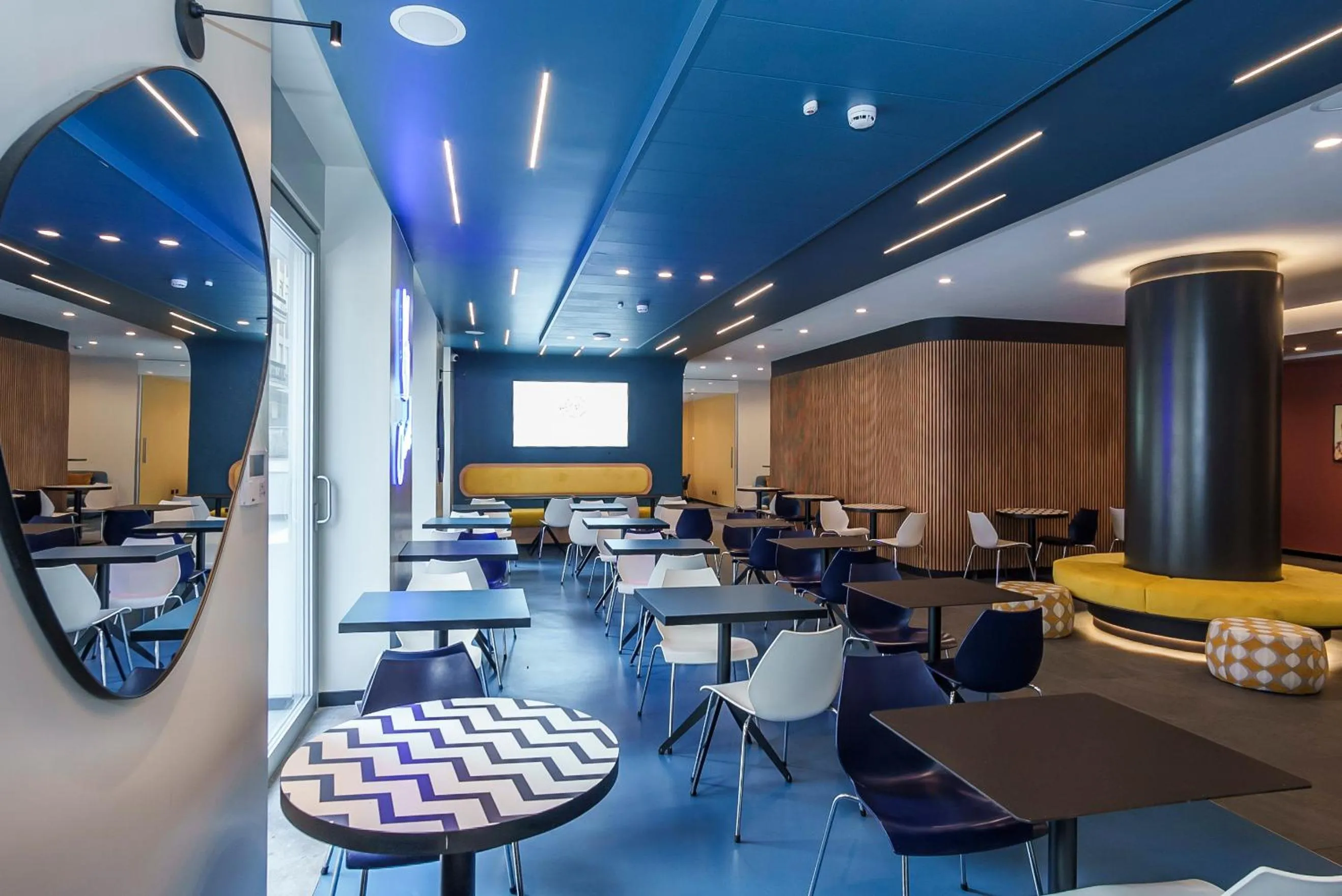 TV and multimedia in Aparthotel Colombo Roma