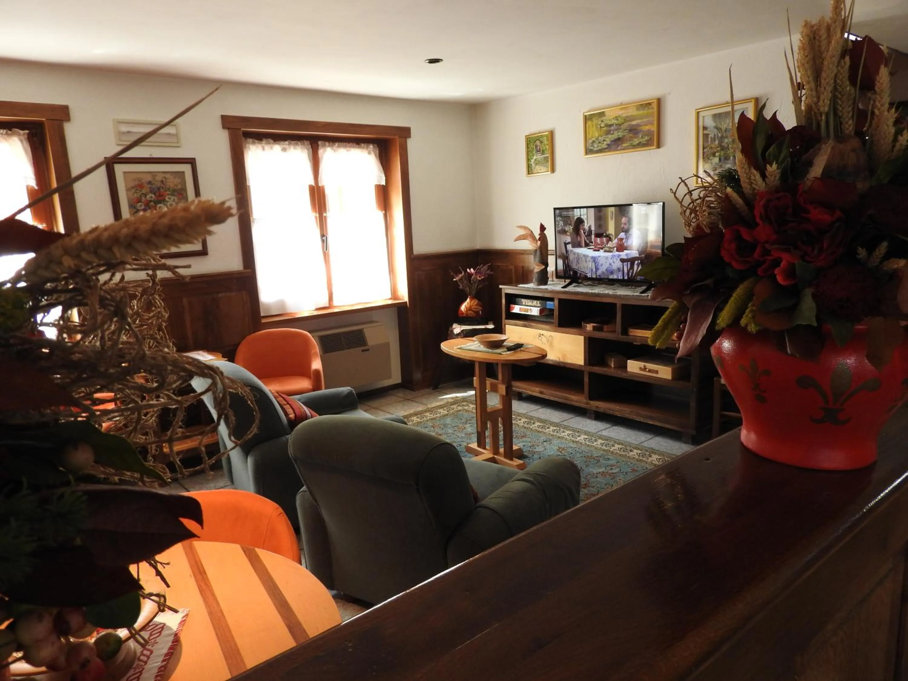 Communal lounge/ TV room in Hotel Le Clocher