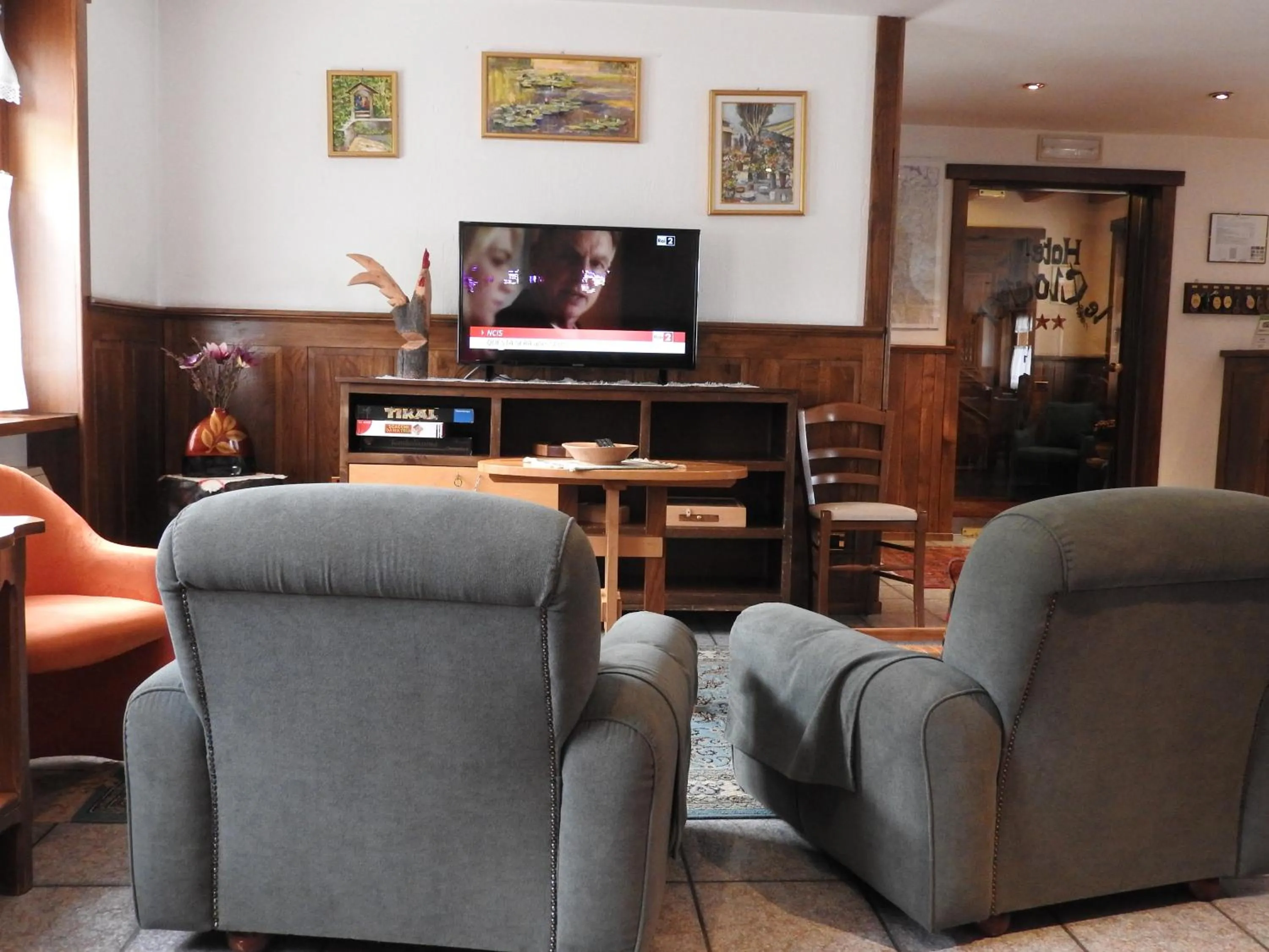 Communal lounge/ TV room in Hotel Le Clocher