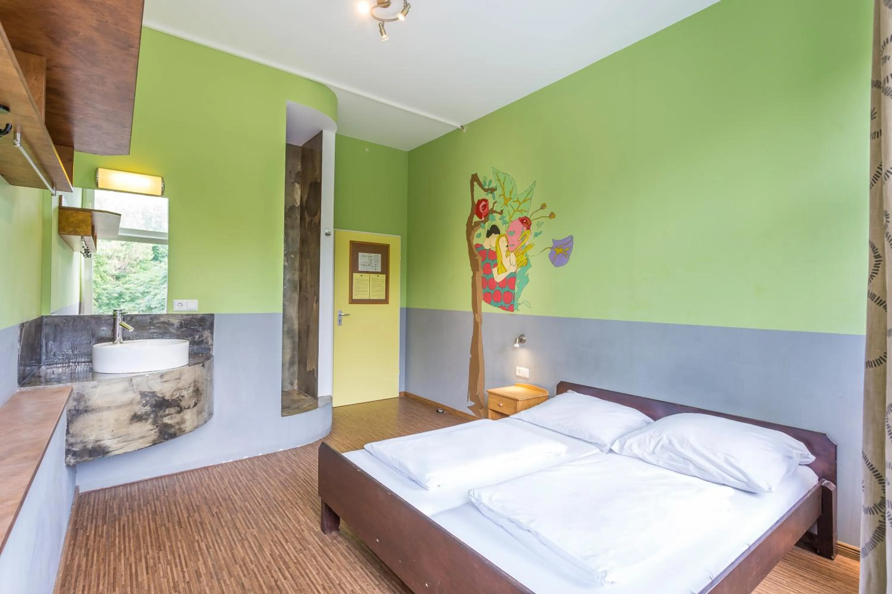 Shower, Bed in Sunflower Hostel Berlin