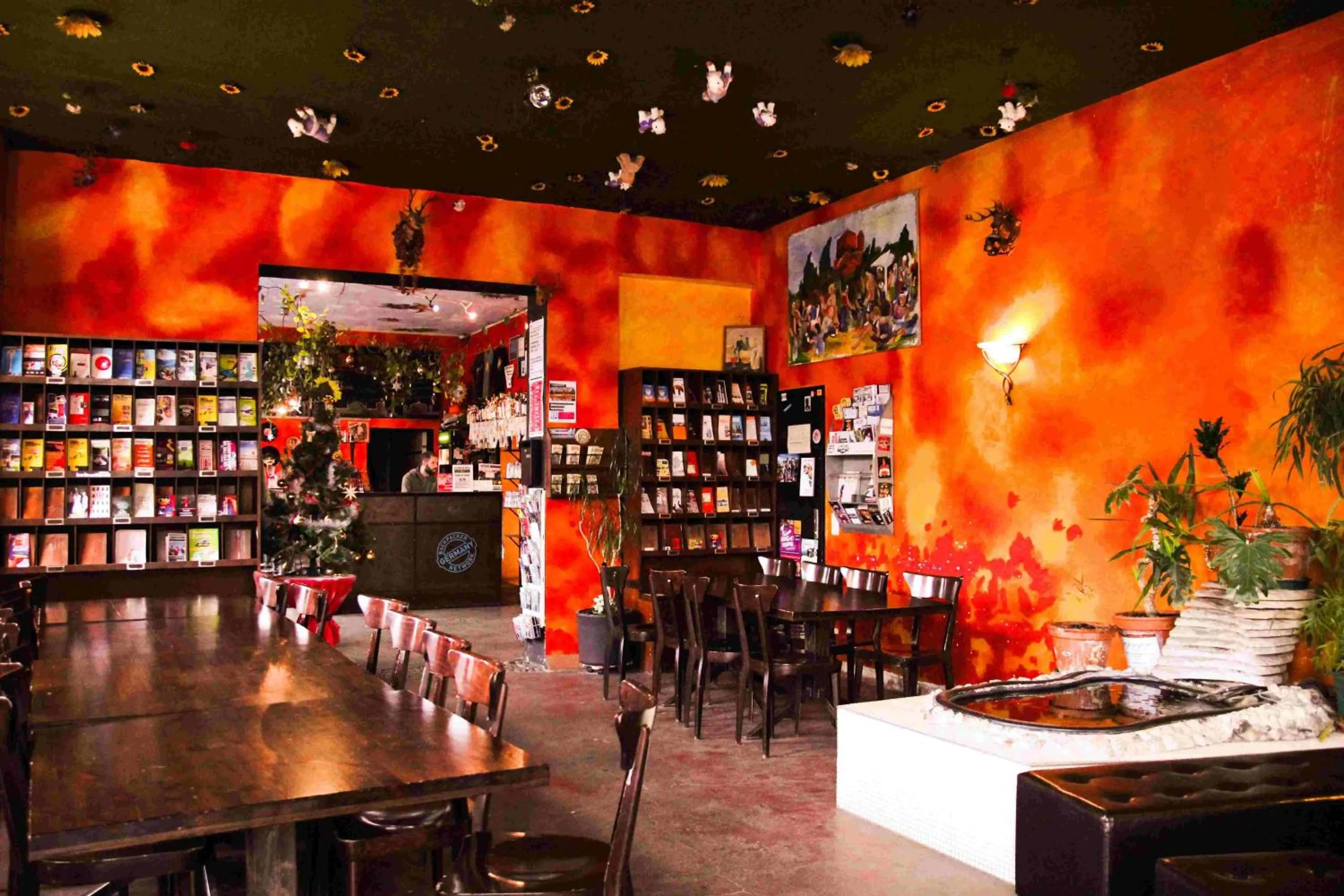 Communal lounge/ TV room in Sunflower Hostel Berlin