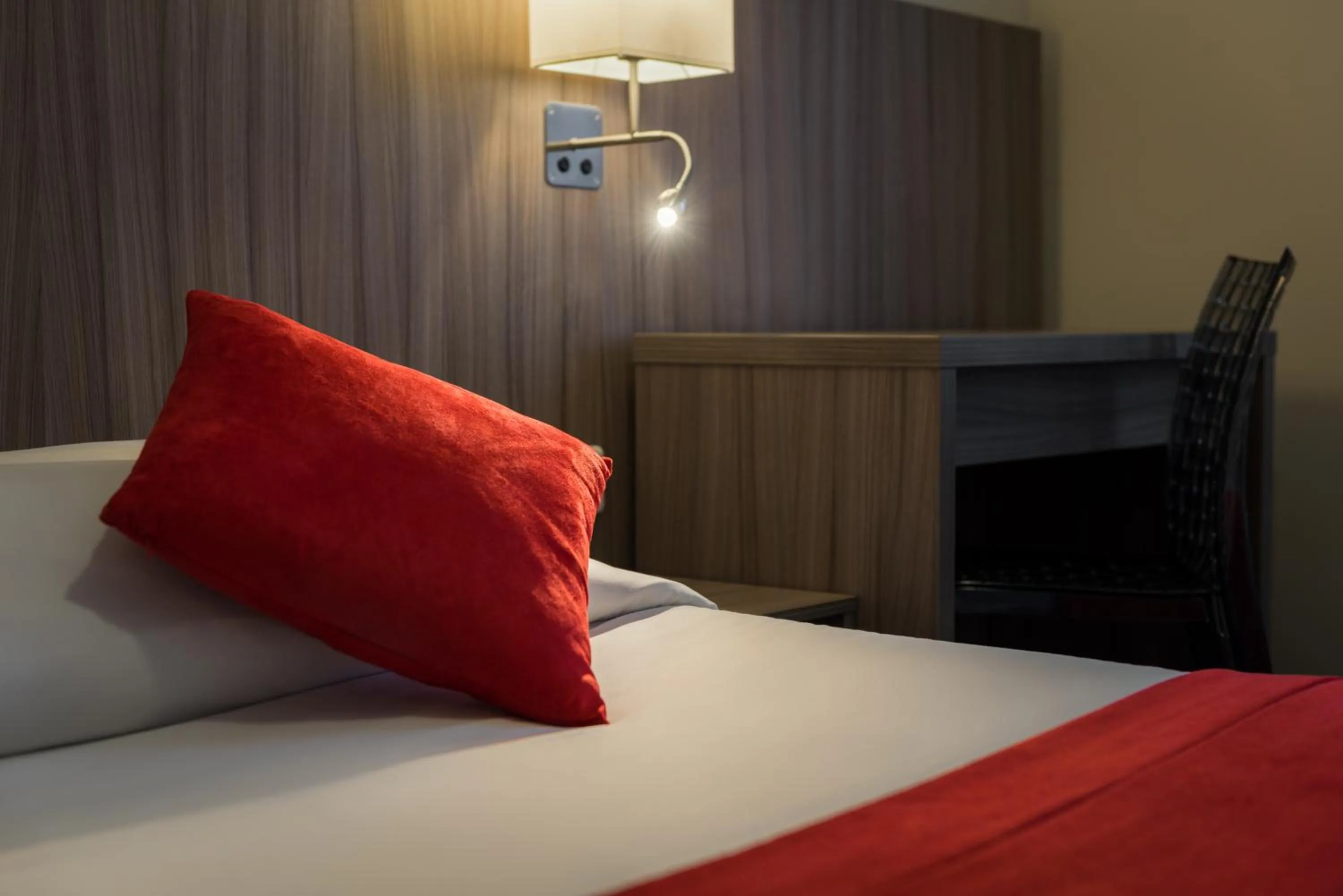 Bedroom, Bed in Reims Hotel