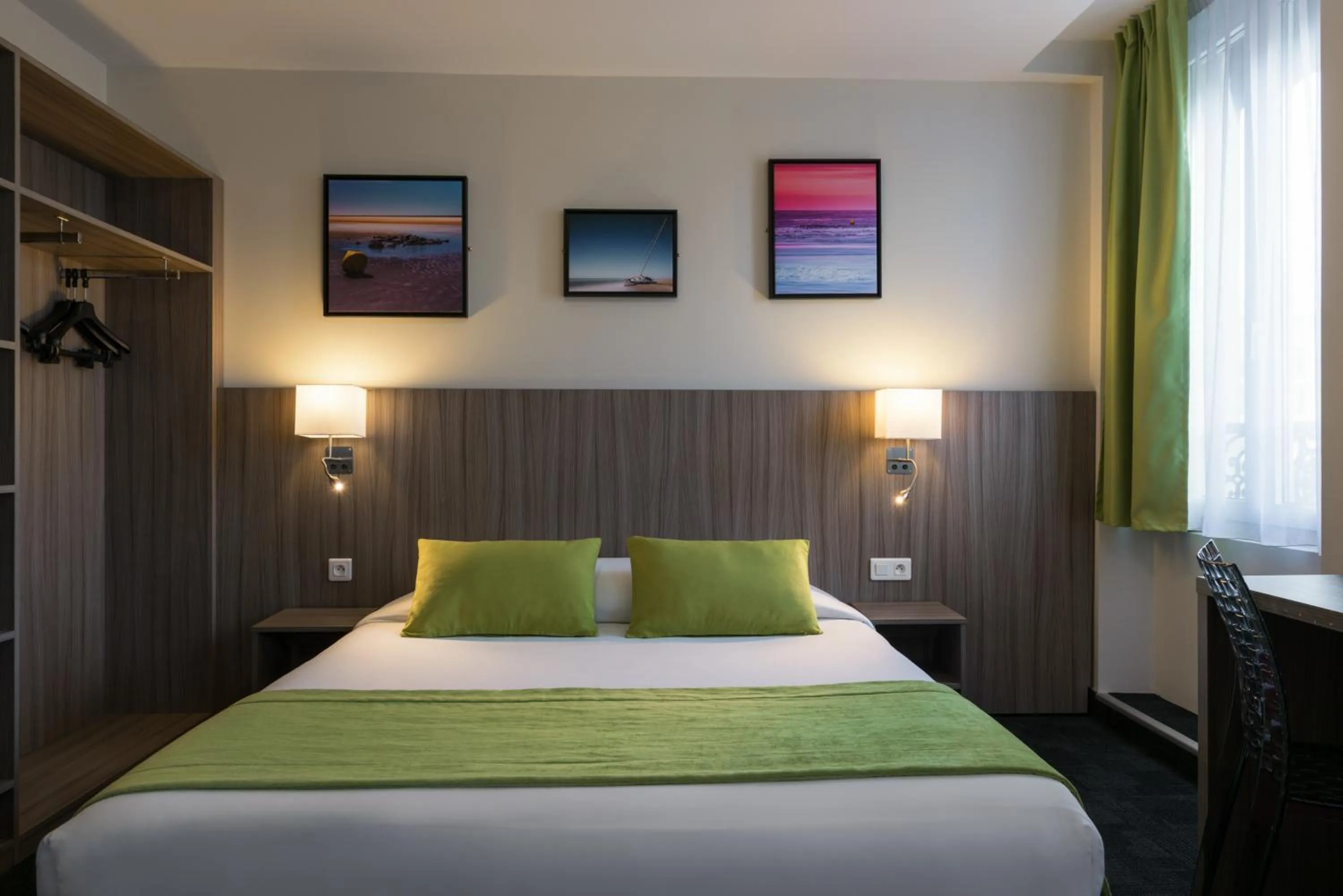 Bedroom, Bed in Reims Hotel