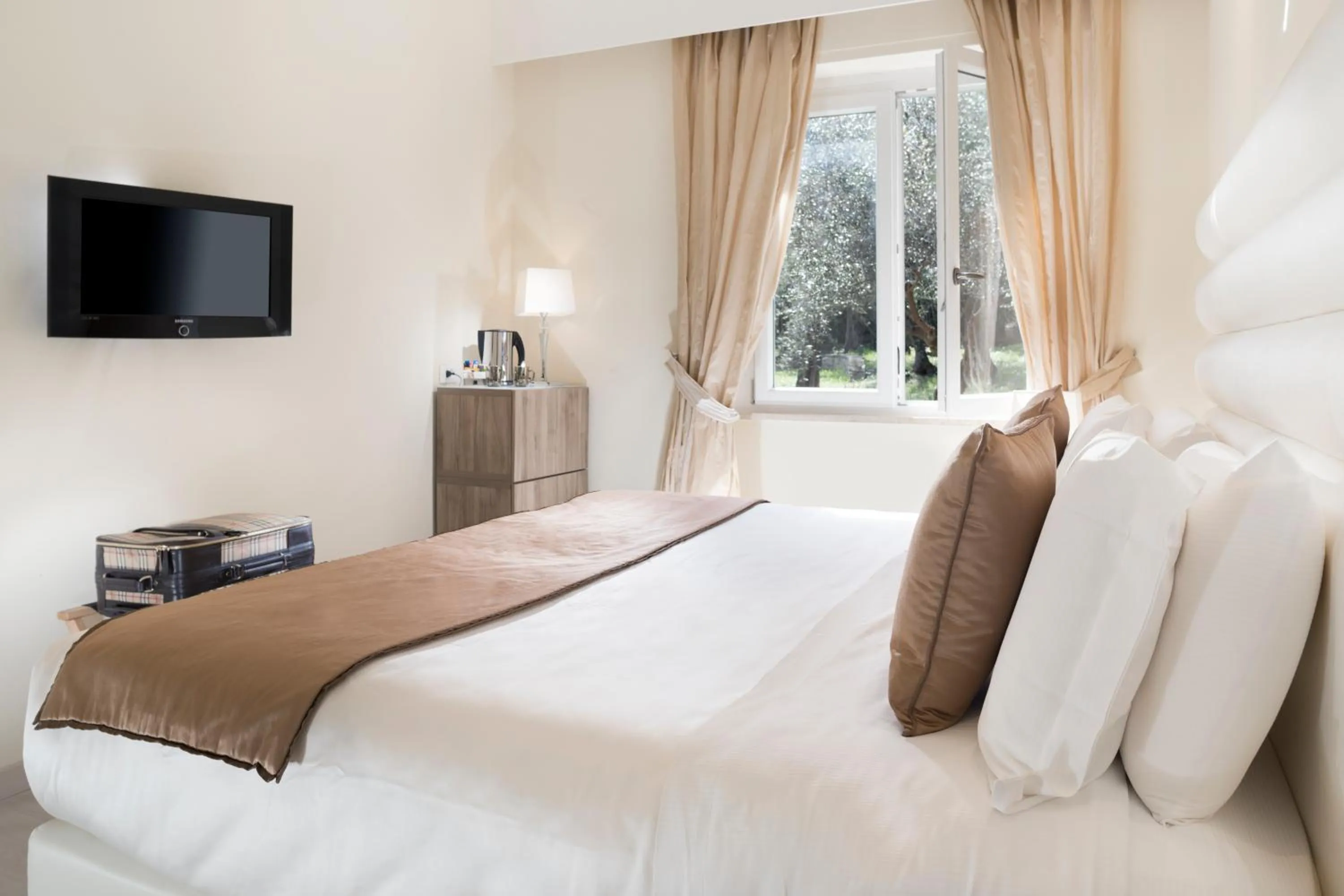 Bedroom, Bed in Europa Grand Hotel