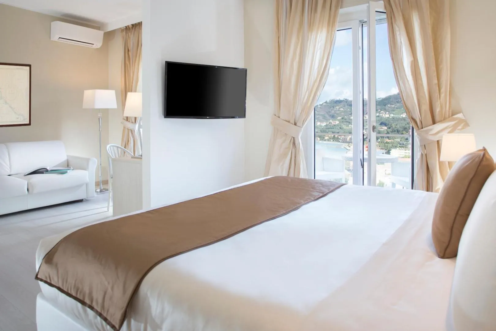 Bedroom, Bed in Europa Grand Hotel