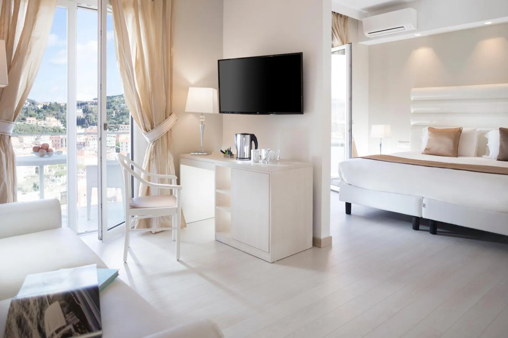 Bedroom, Bed in Europa Grand Hotel