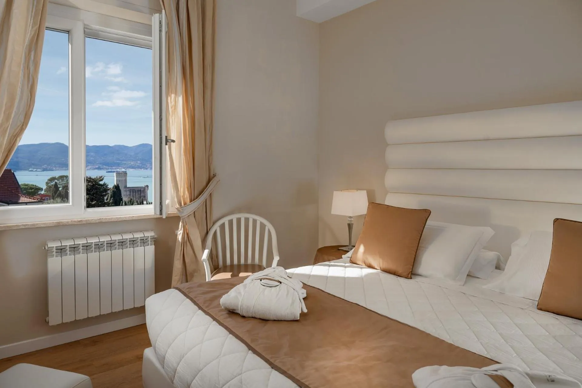 Bedroom, Bed in Europa Grand Hotel