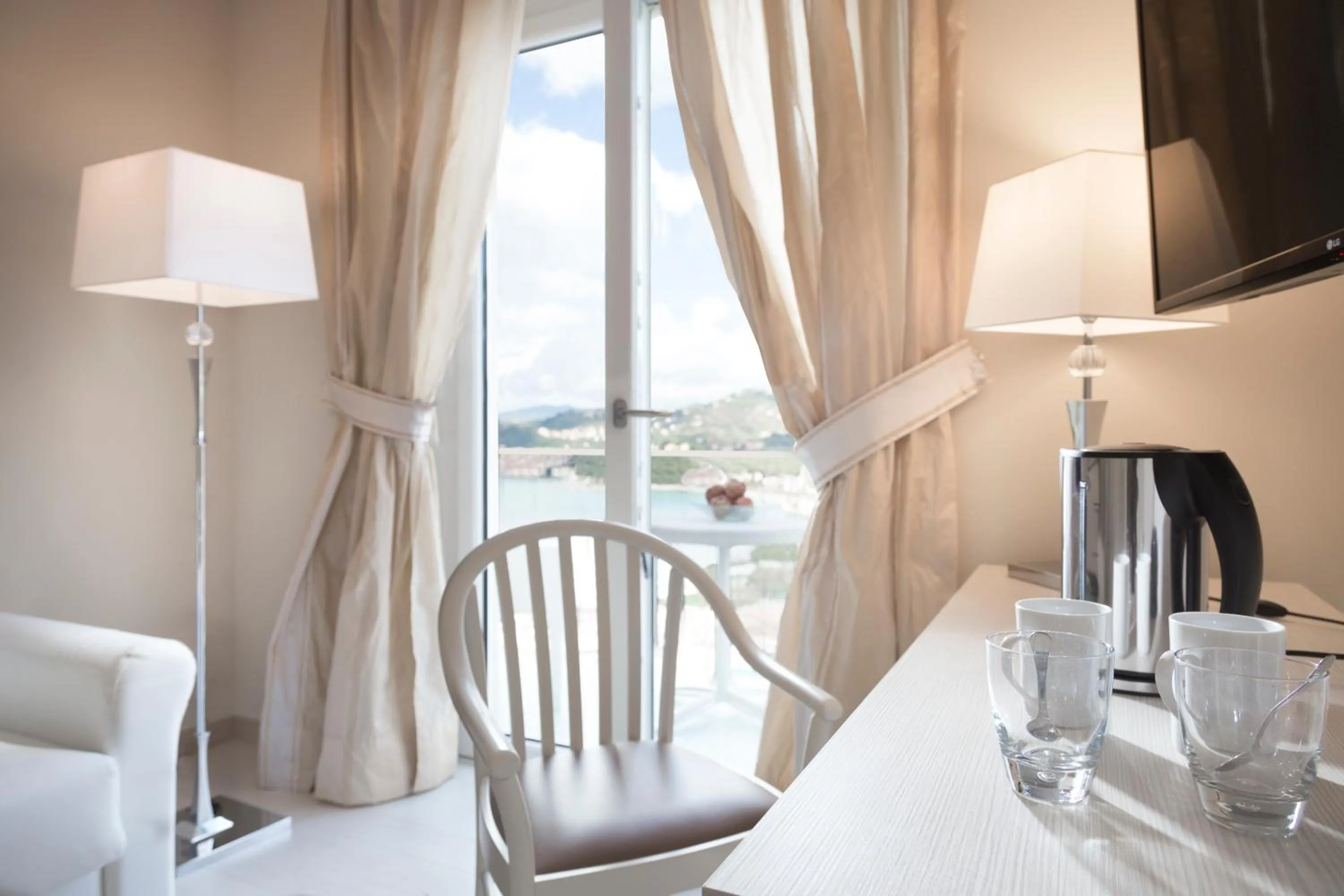 Living room, Bed in Europa Grand Hotel