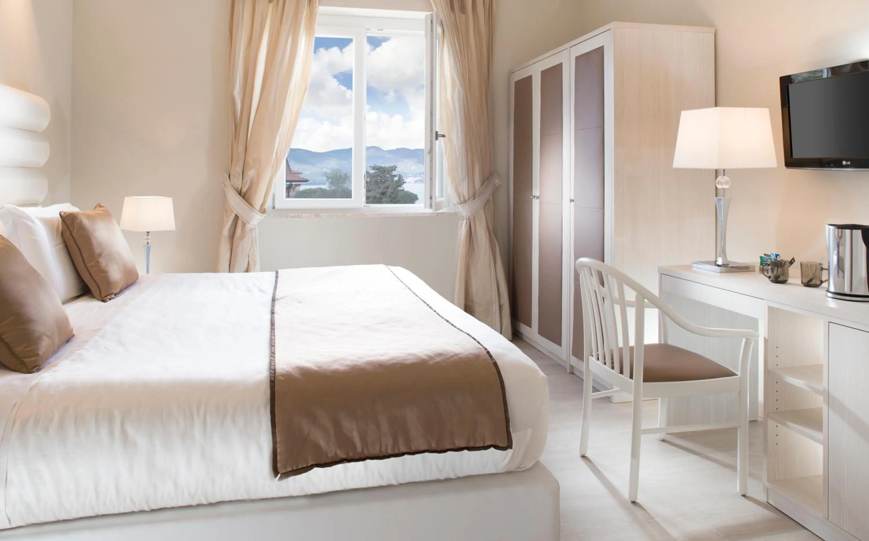 Bedroom, Bed in Europa Grand Hotel