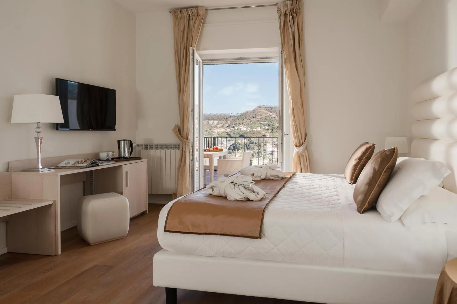 Bedroom, Bed in Europa Grand Hotel