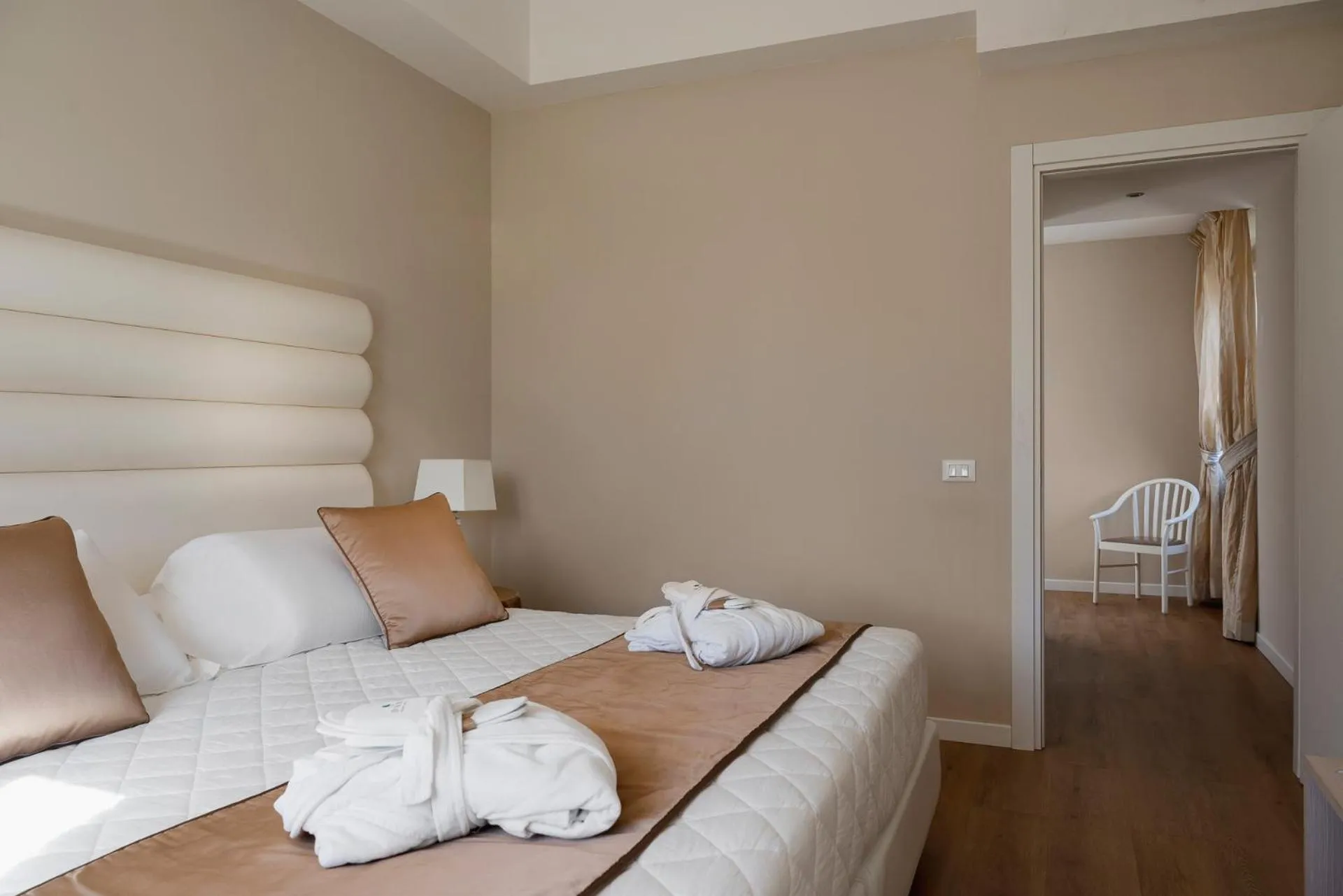 Bedroom, Bed in Europa Grand Hotel