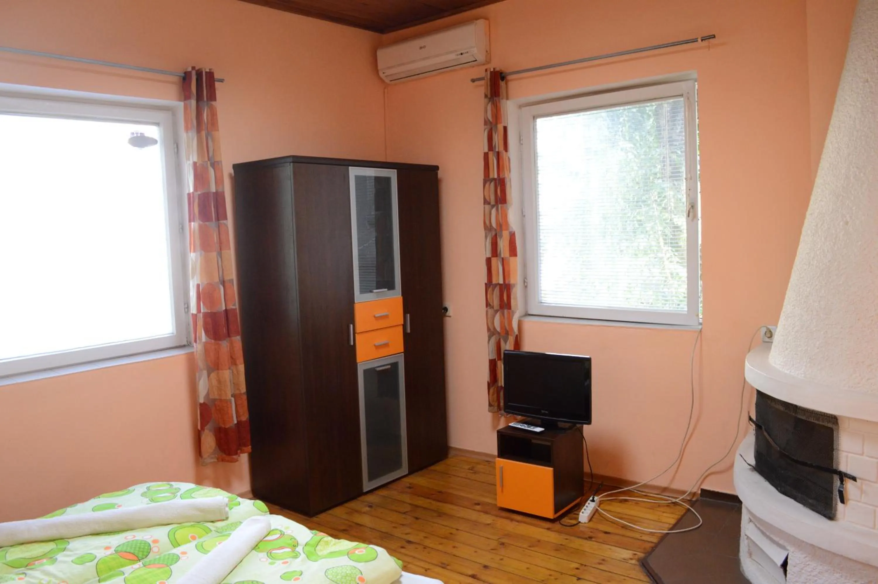 Spring, Bed in Elegance on a Budget - Rooms for Rent in Sofia Center