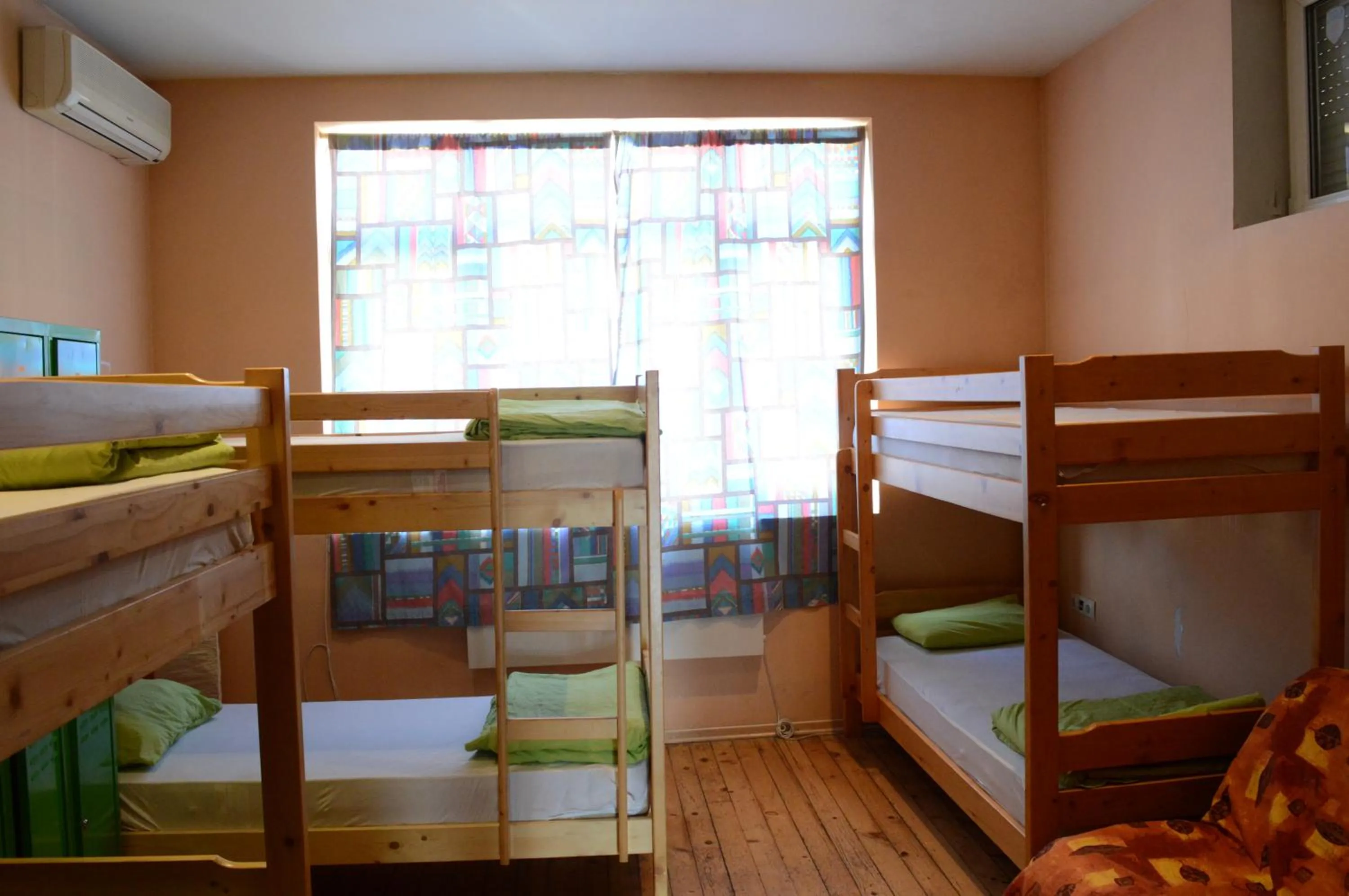 Spring, Bed in Elegance on a Budget - Rooms for Rent in Sofia Center