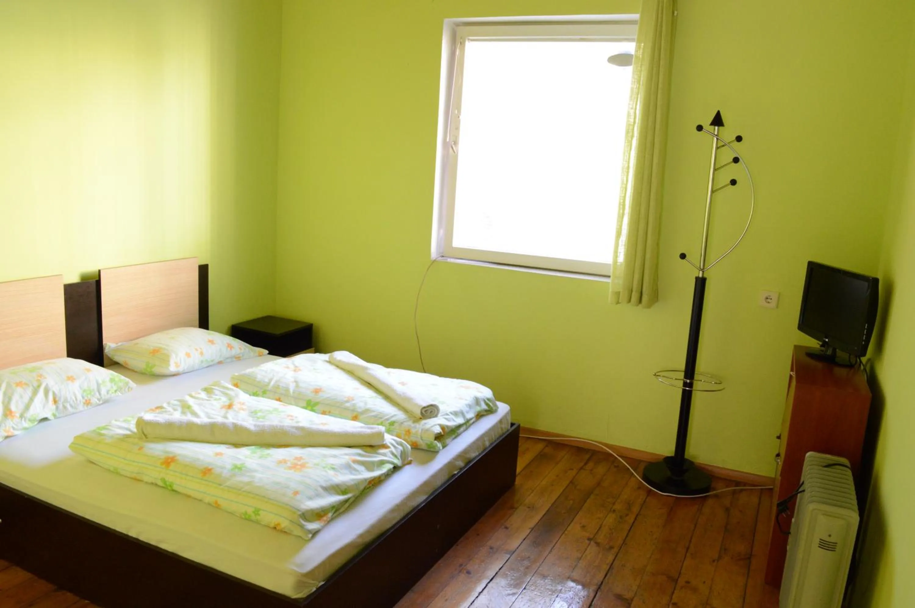 Spring, Bed in Elegance on a Budget - Rooms for Rent in Sofia Center