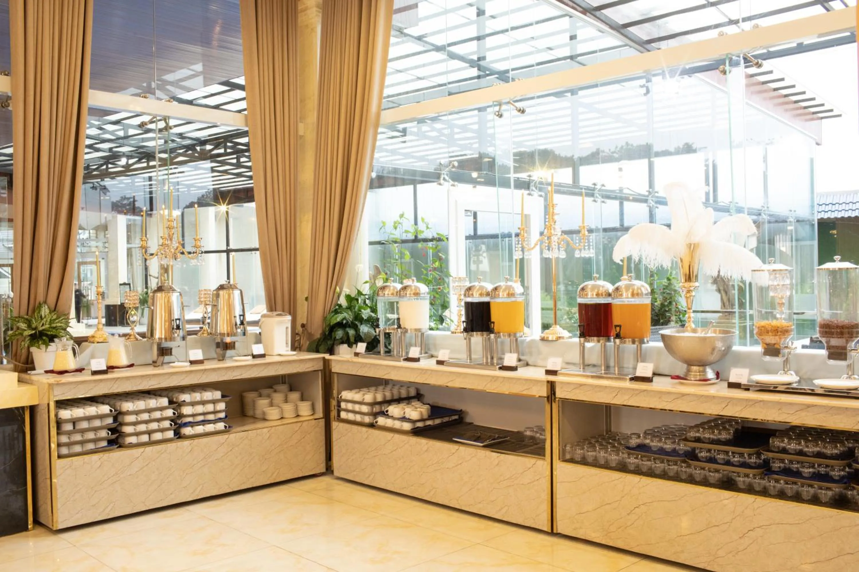 Restaurant/places to eat in Ladalat Hotel