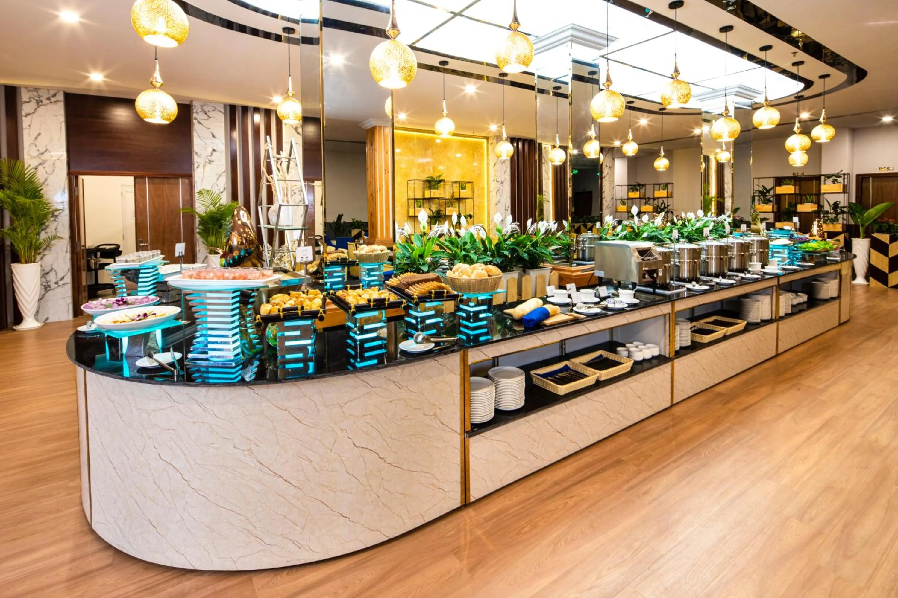 Restaurant/places to eat in Ladalat Hotel