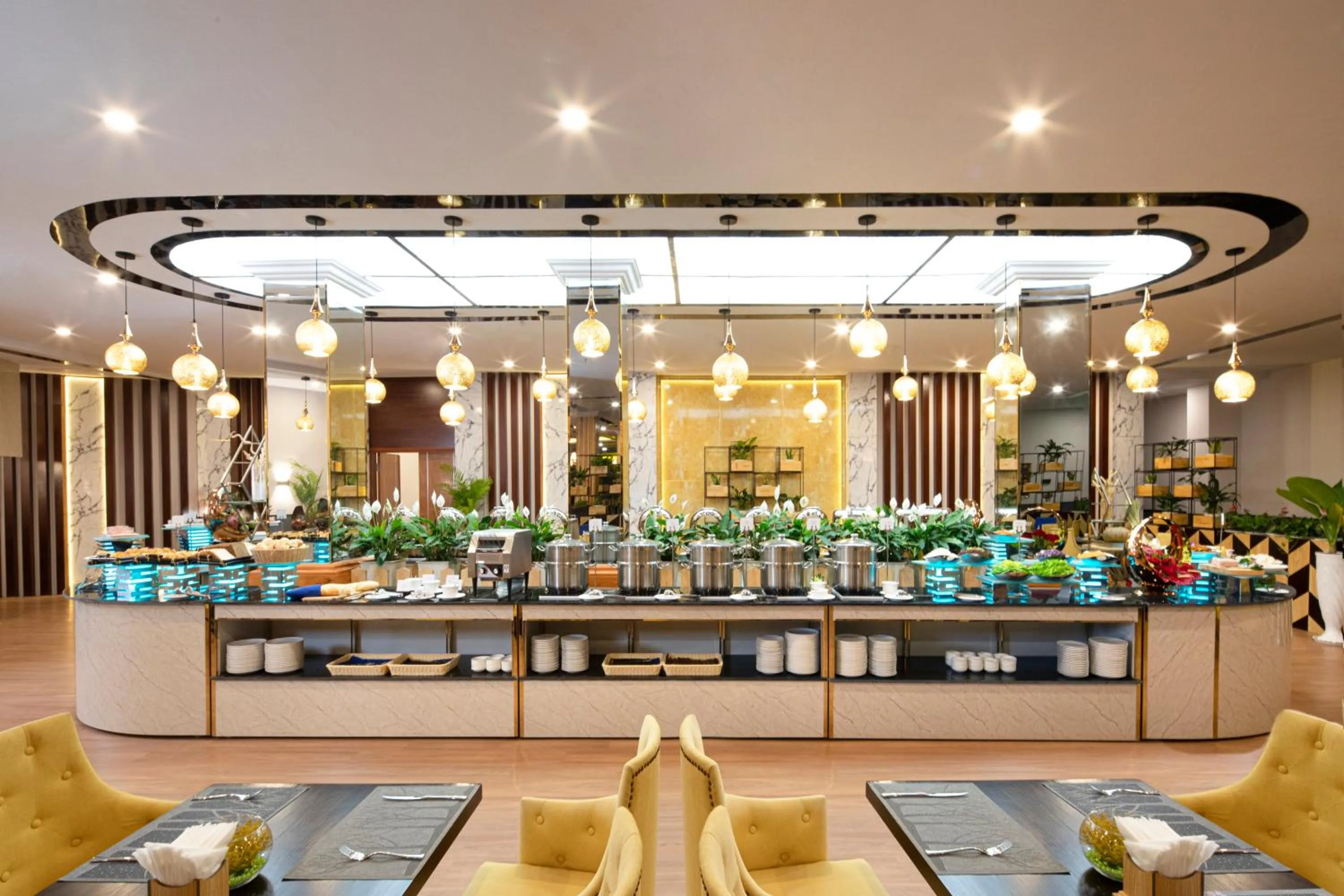 Restaurant/places to eat in Ladalat Hotel