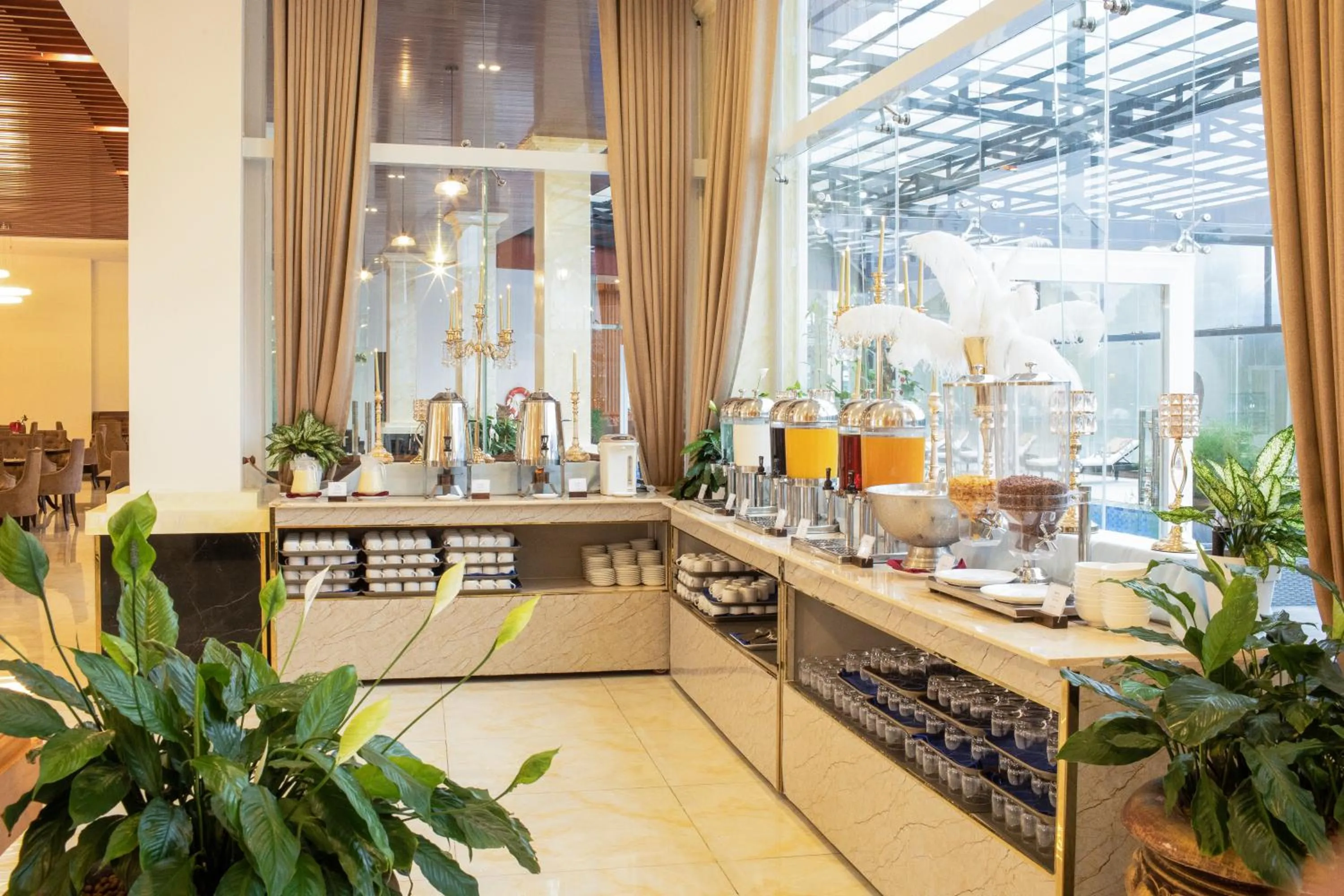 Restaurant/places to eat in Ladalat Hotel