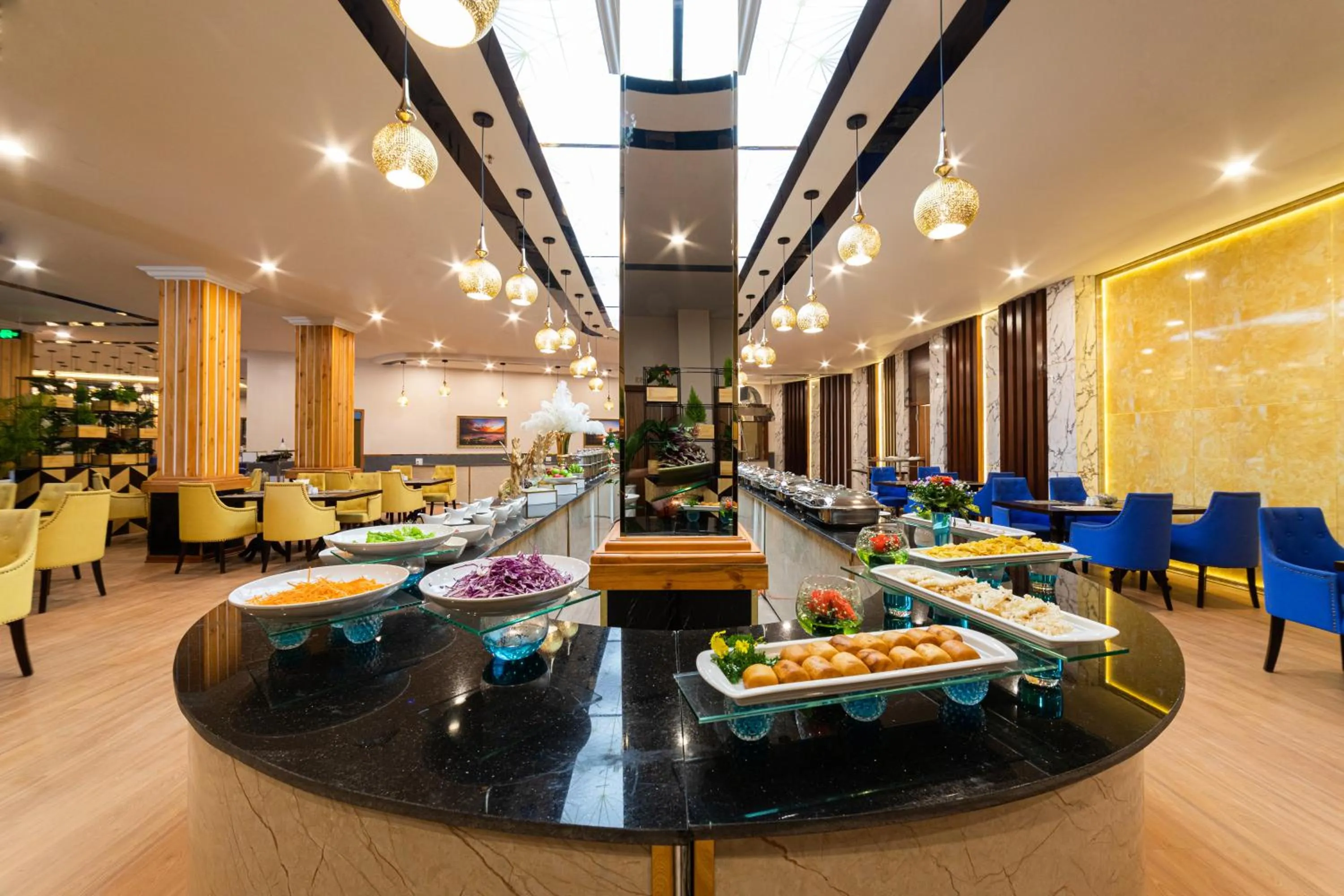 Restaurant/places to eat in Ladalat Hotel