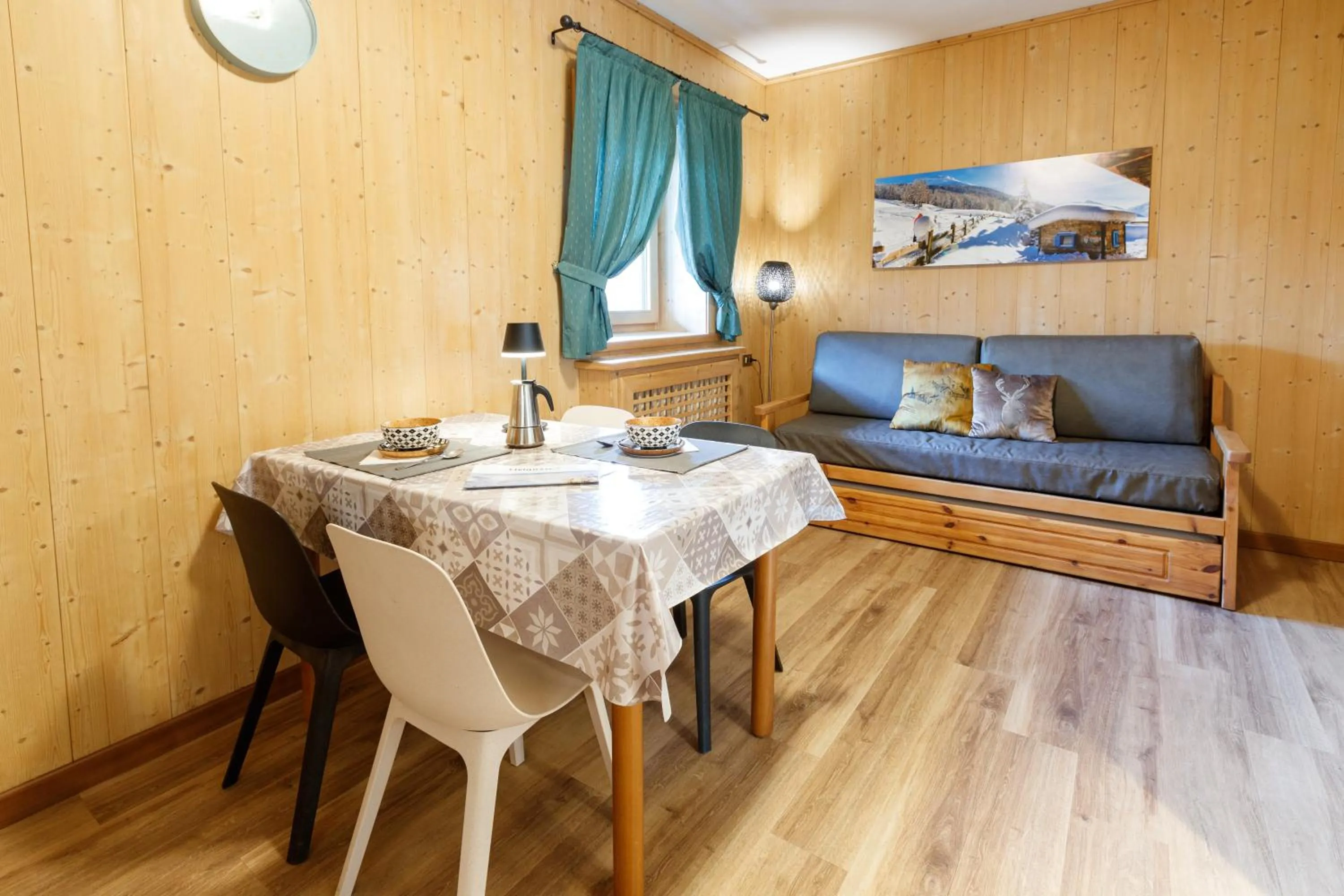 Dining area in Mountain Apartments