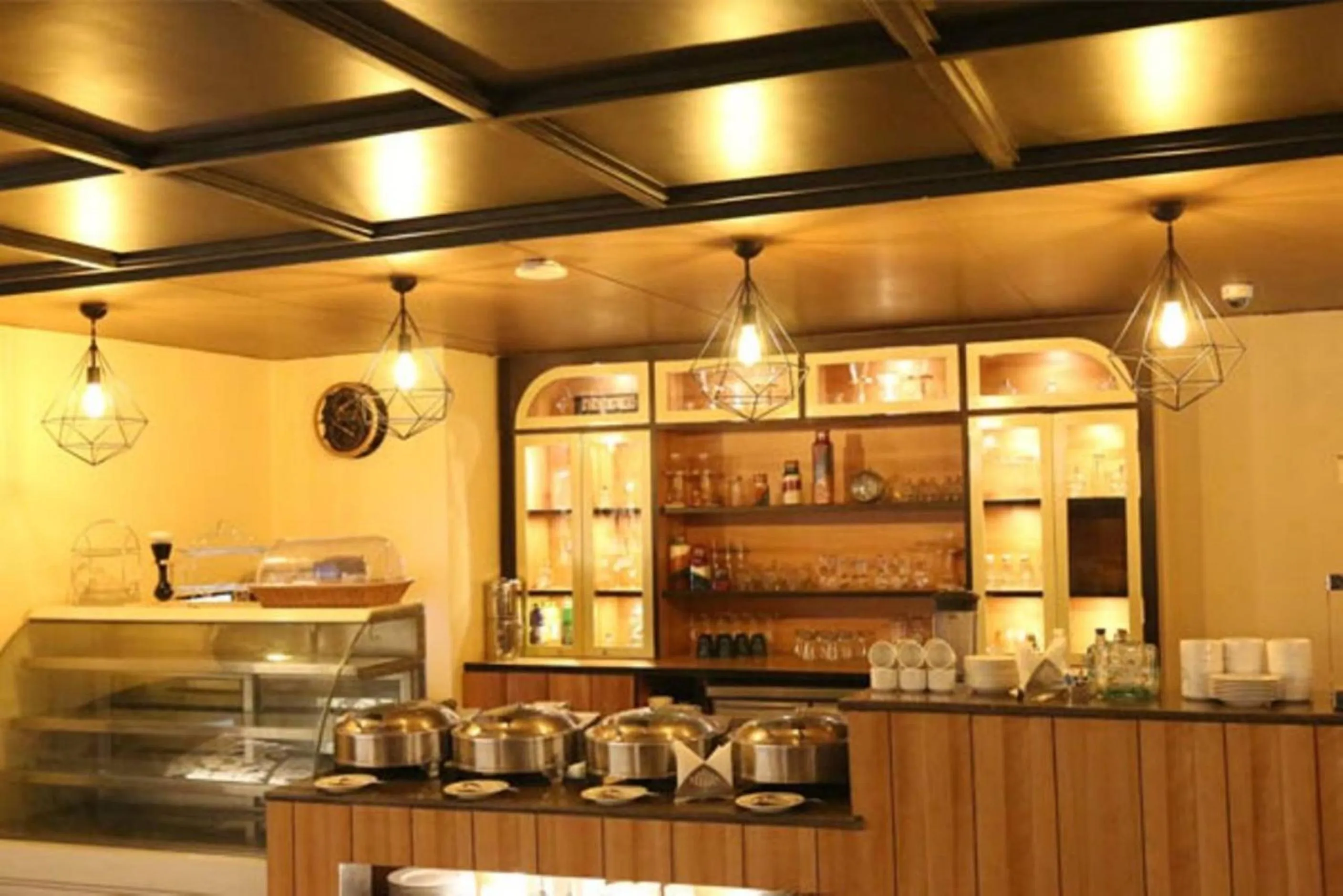 Restaurant/places to eat in Hotel V Hazratganj