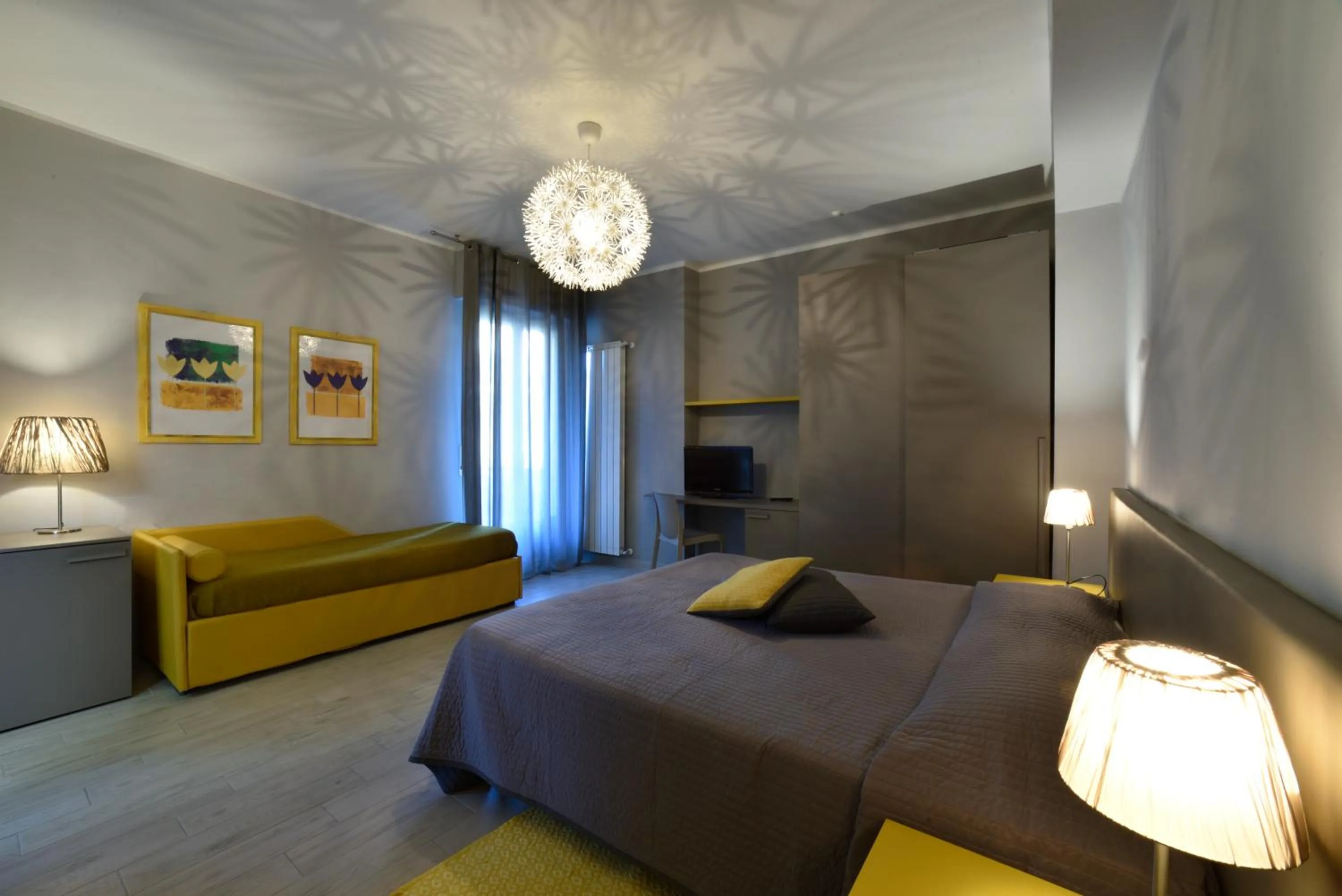 Photo of the whole room, Bed in Hotel Bristol