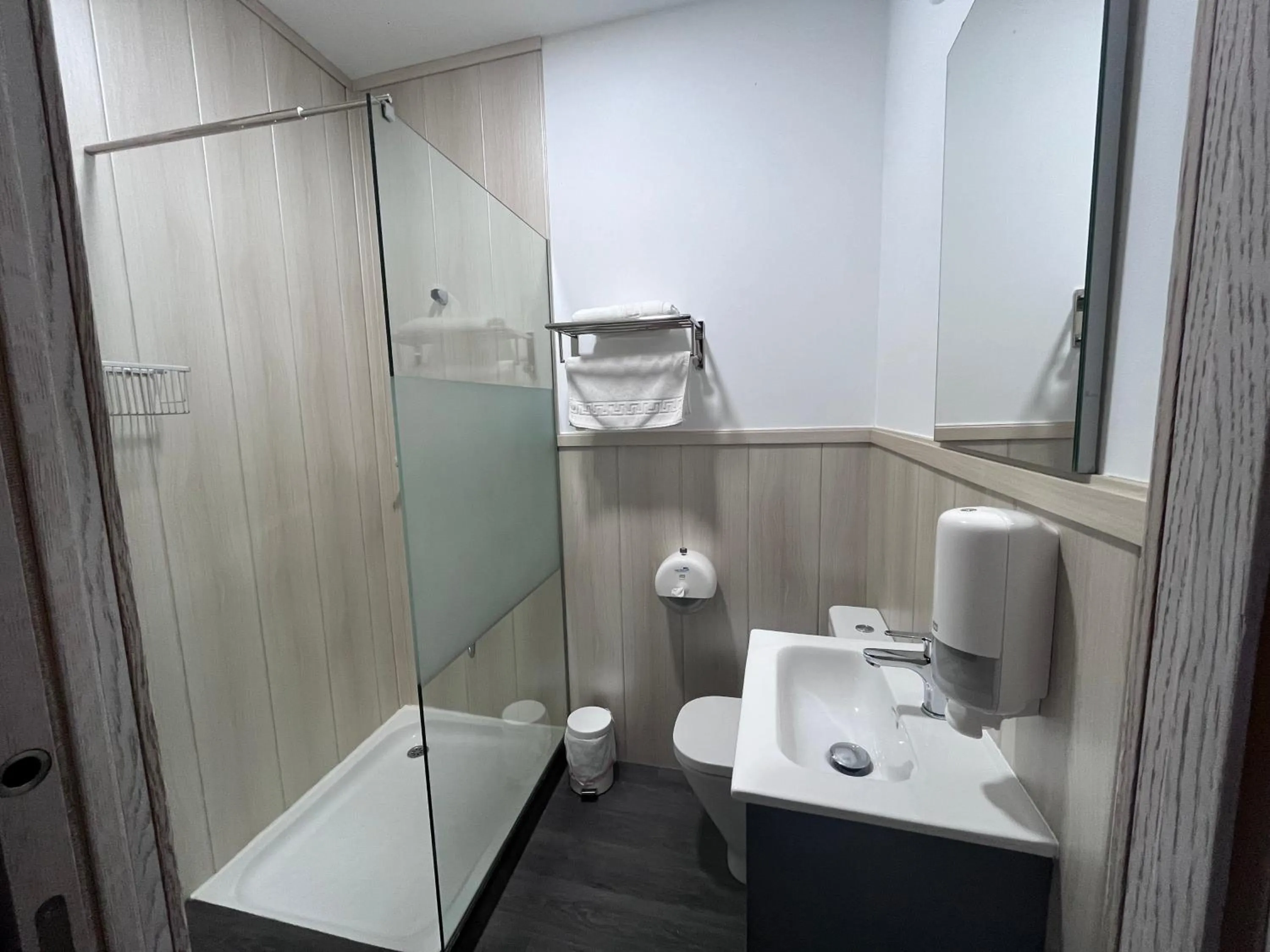 Shower in Balcones de Bentomiz