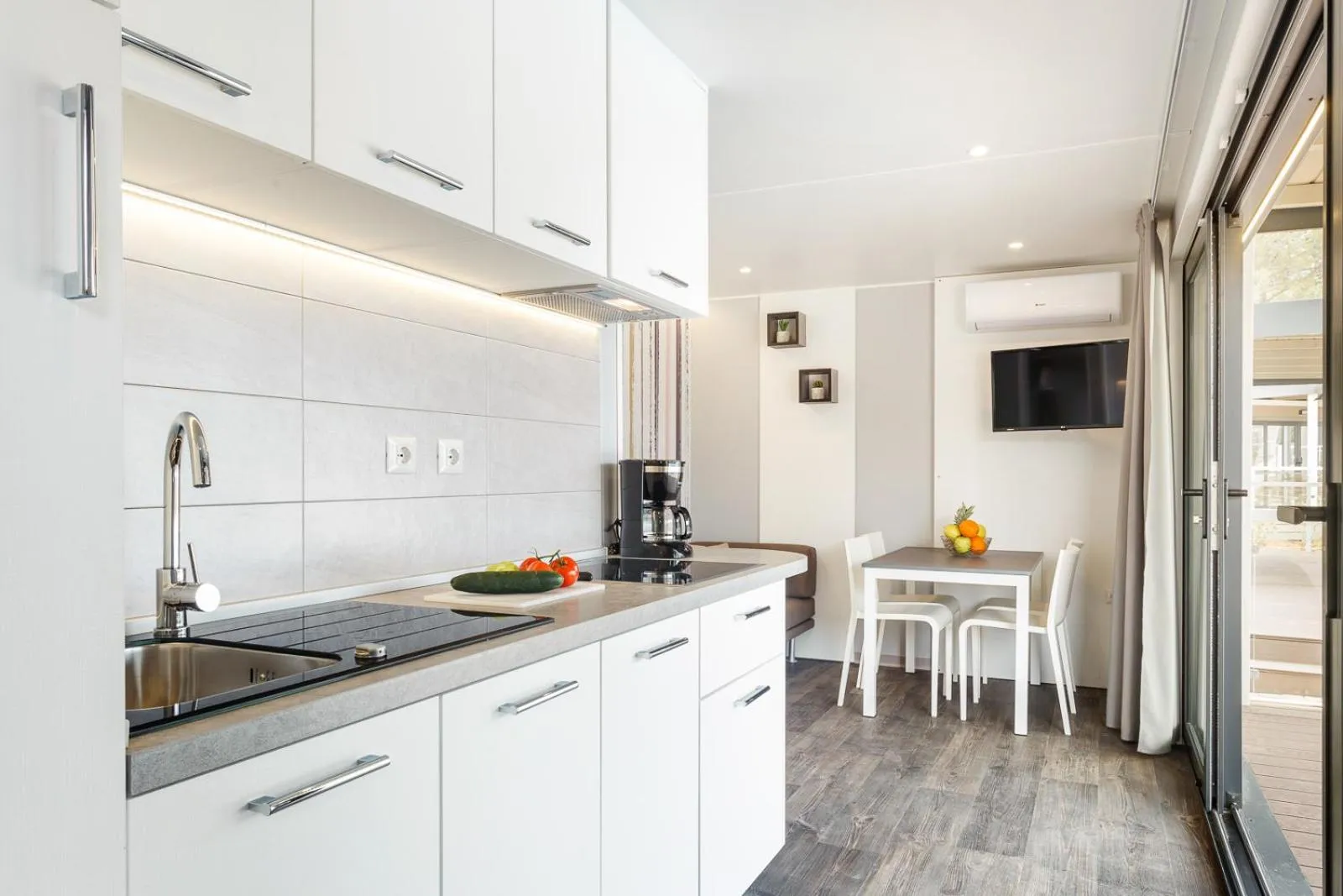 Kitchen or kitchenette in Mobile Homes Camping Santa Marina, Lanterna