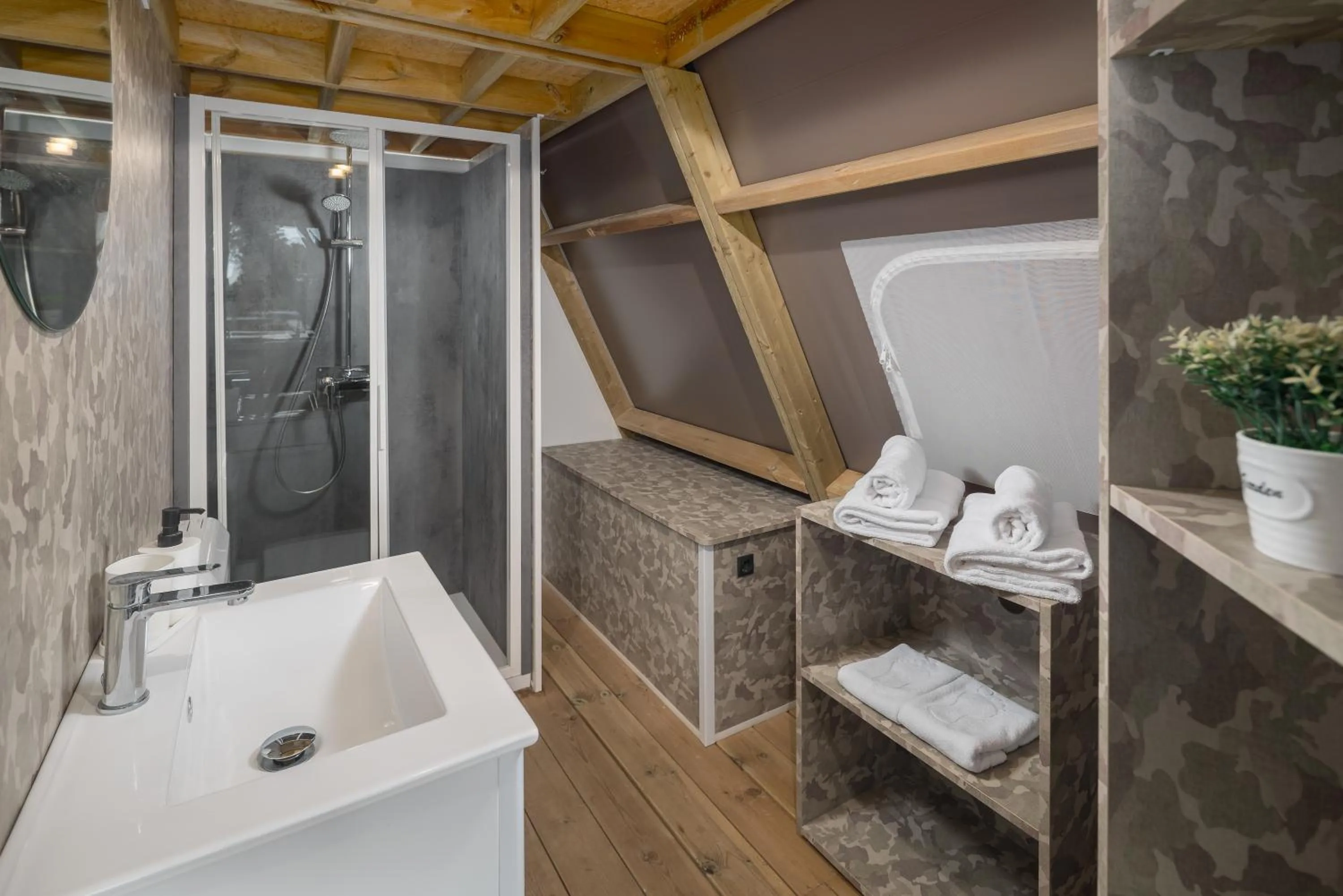 Shower in Mobile Homes Camping Santa Marina, Lanterna