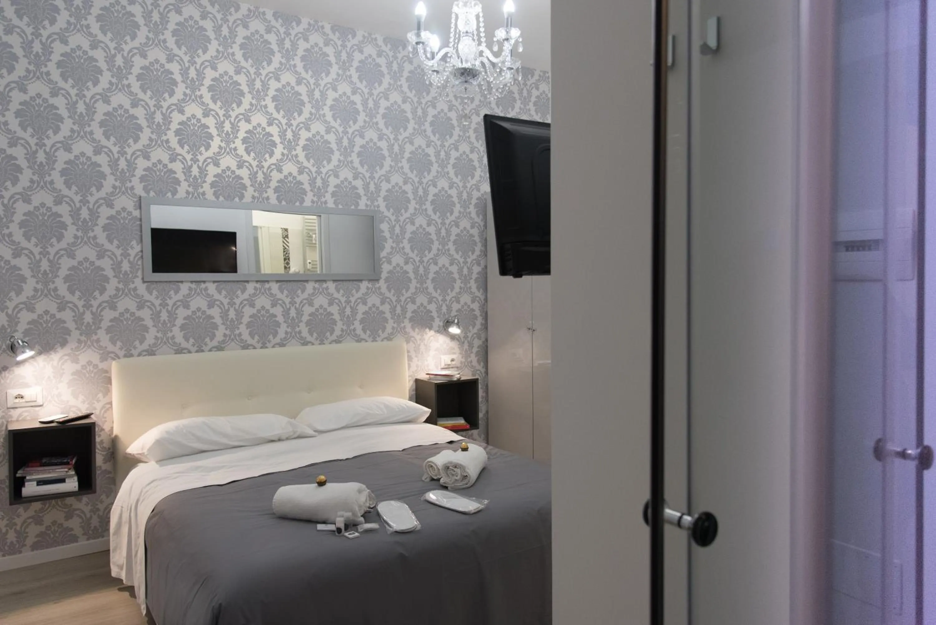 Bed in Inside Roma Rooms