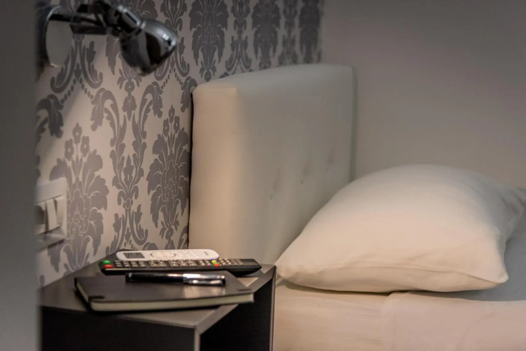 Photo of the whole room, Bed in Inside Roma Rooms