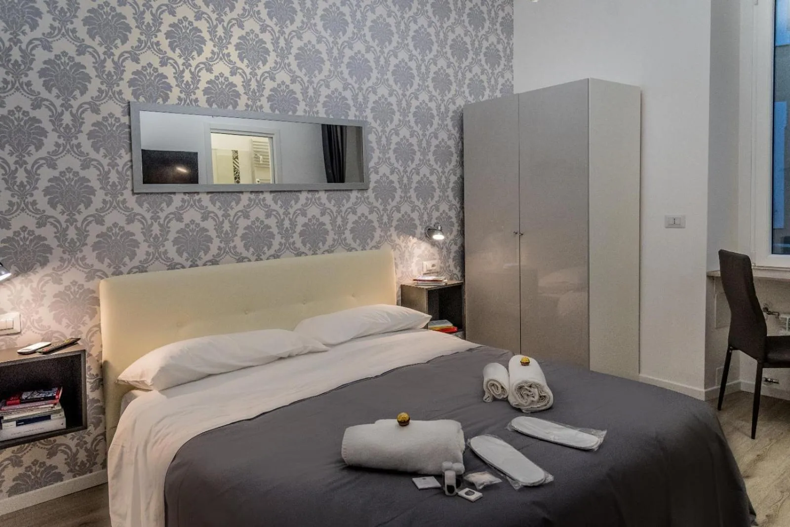 Photo of the whole room, Bed in Inside Roma Rooms