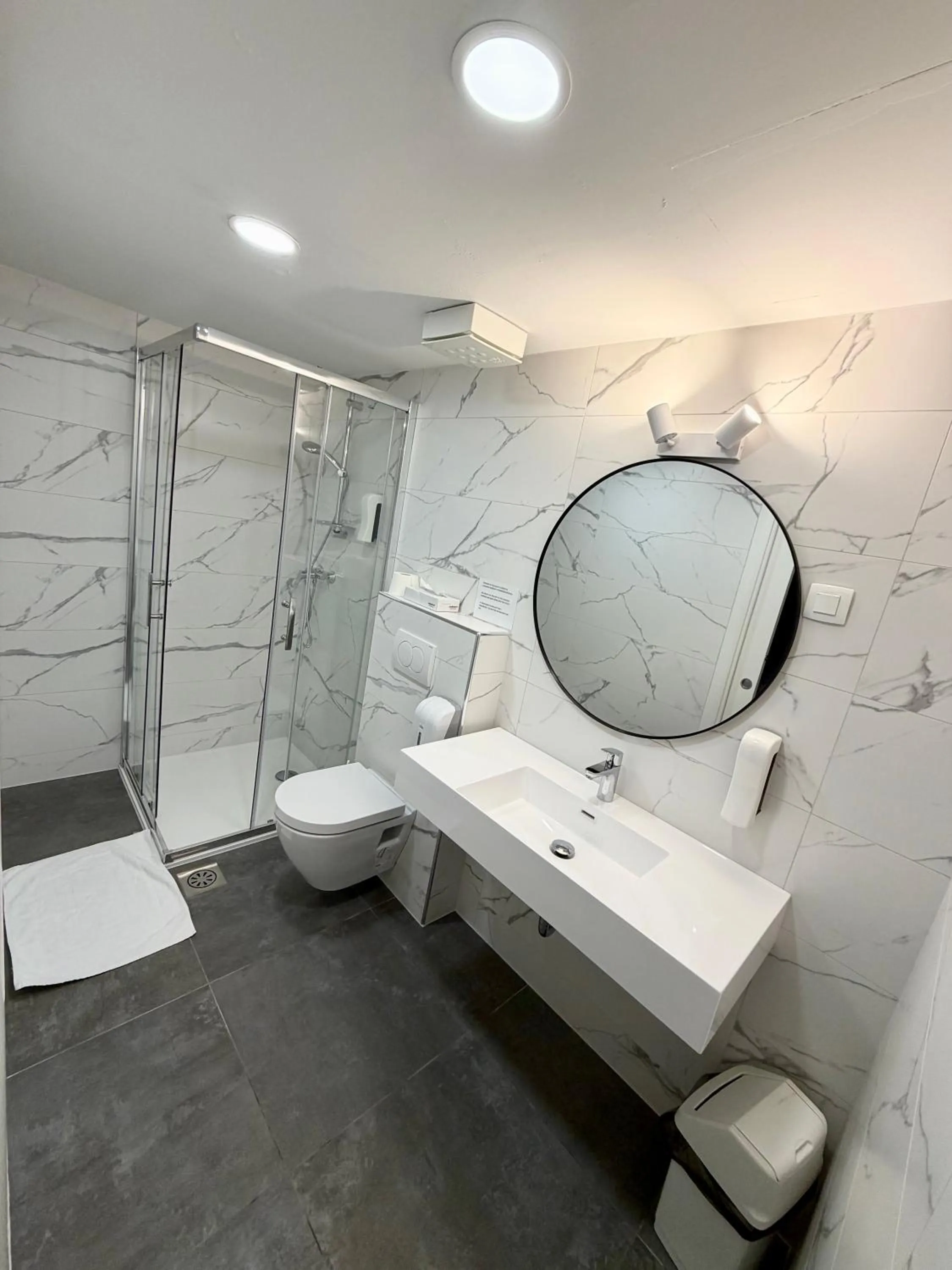 Bathroom in Hotel Emonec