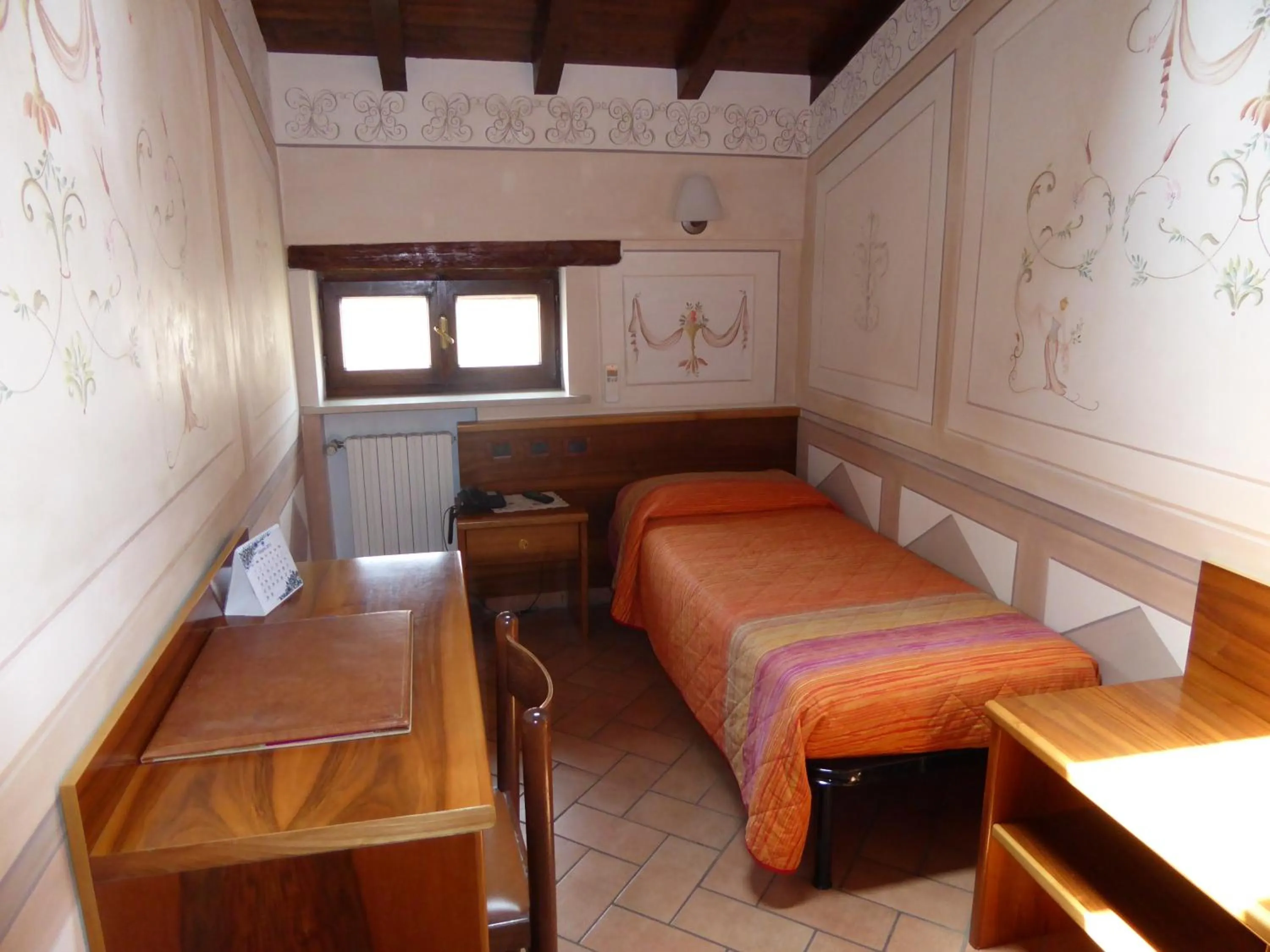 Photo of the whole room, Bed in Albergo Giulia Gonzaga
