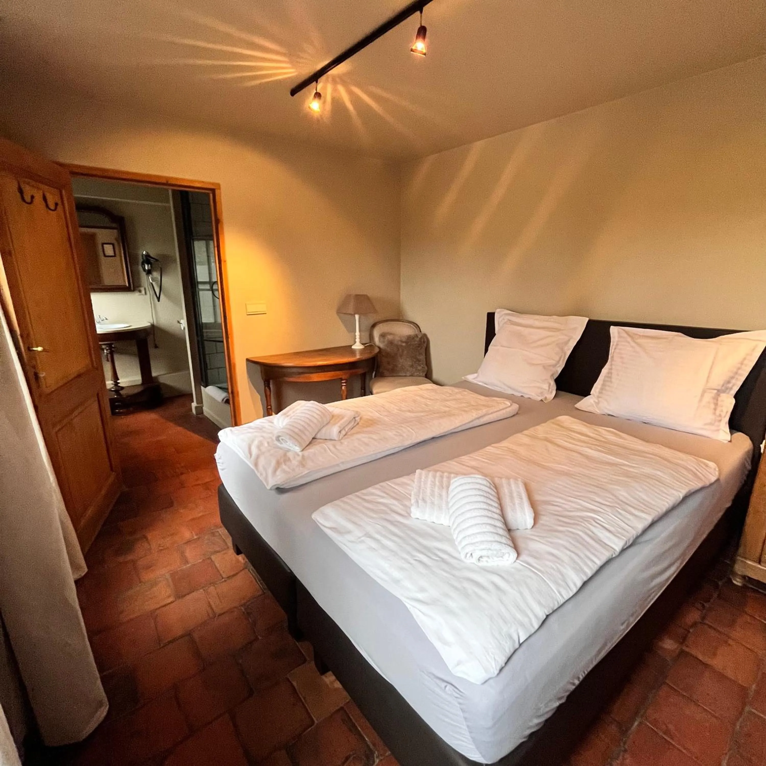 Bathroom, Bed in Orshof