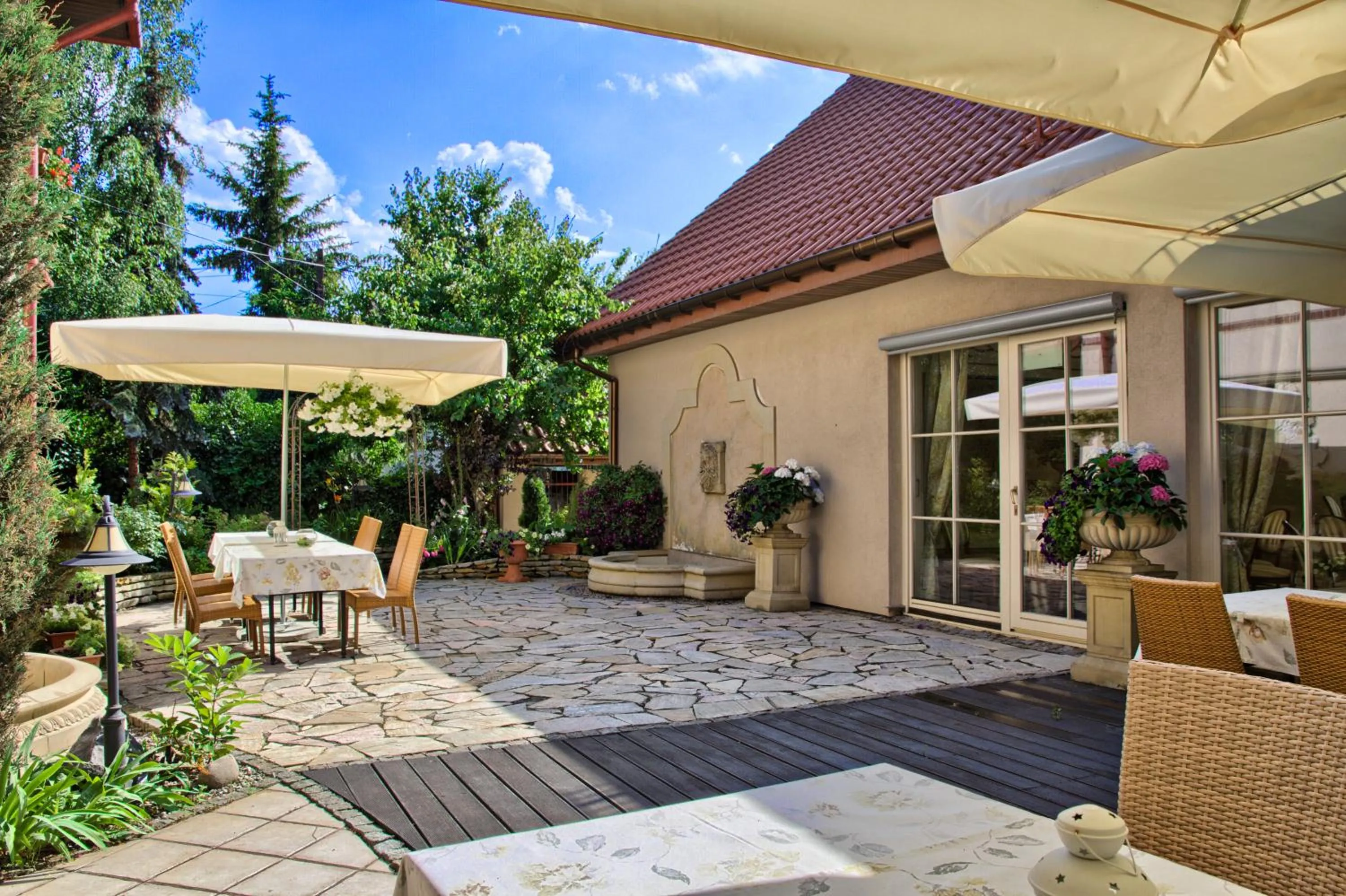 Garden in Villa Estera - Hotel & Restauracja