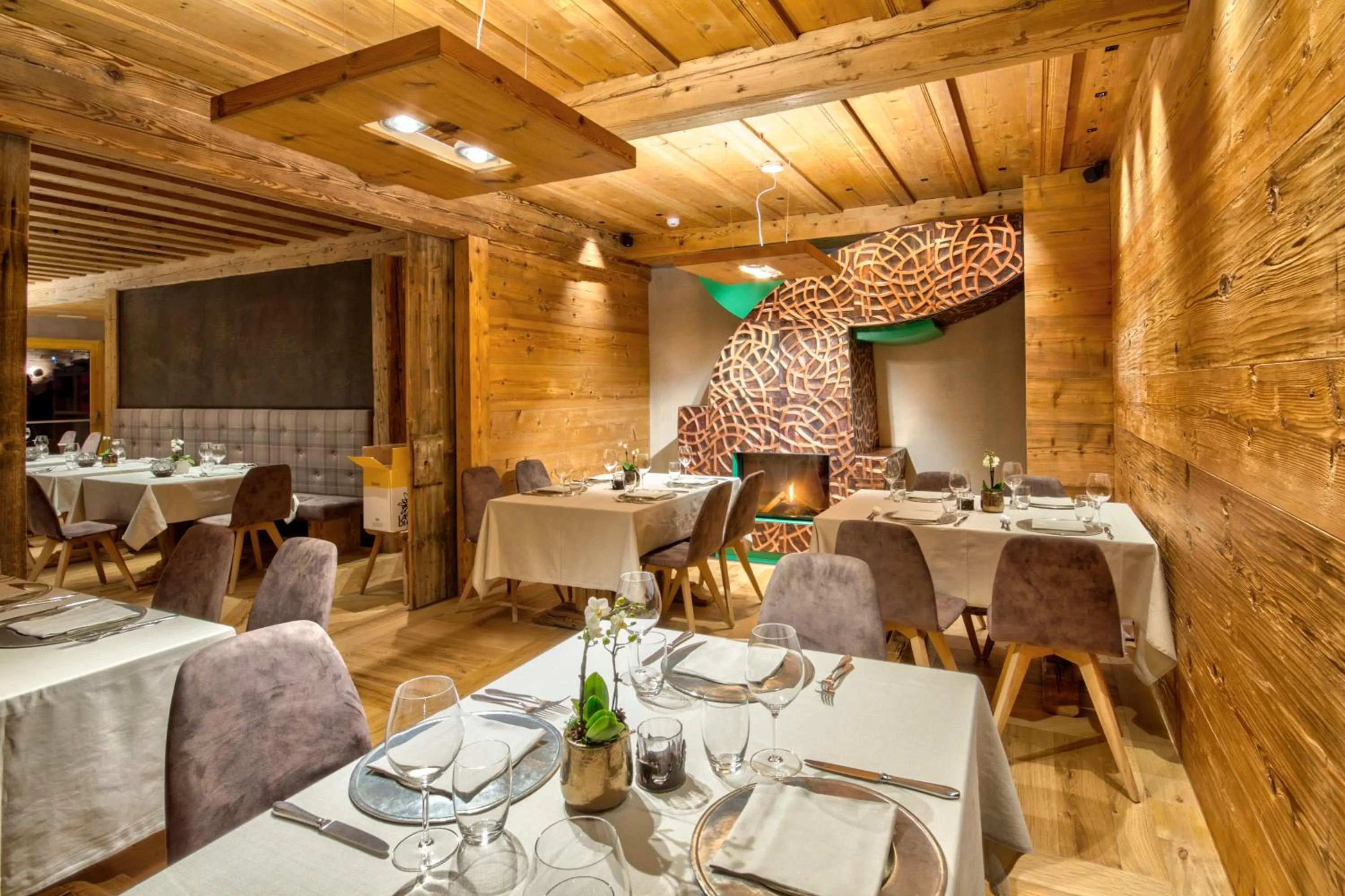 Restaurant/places to eat in Dolomiti Lodge Alverà