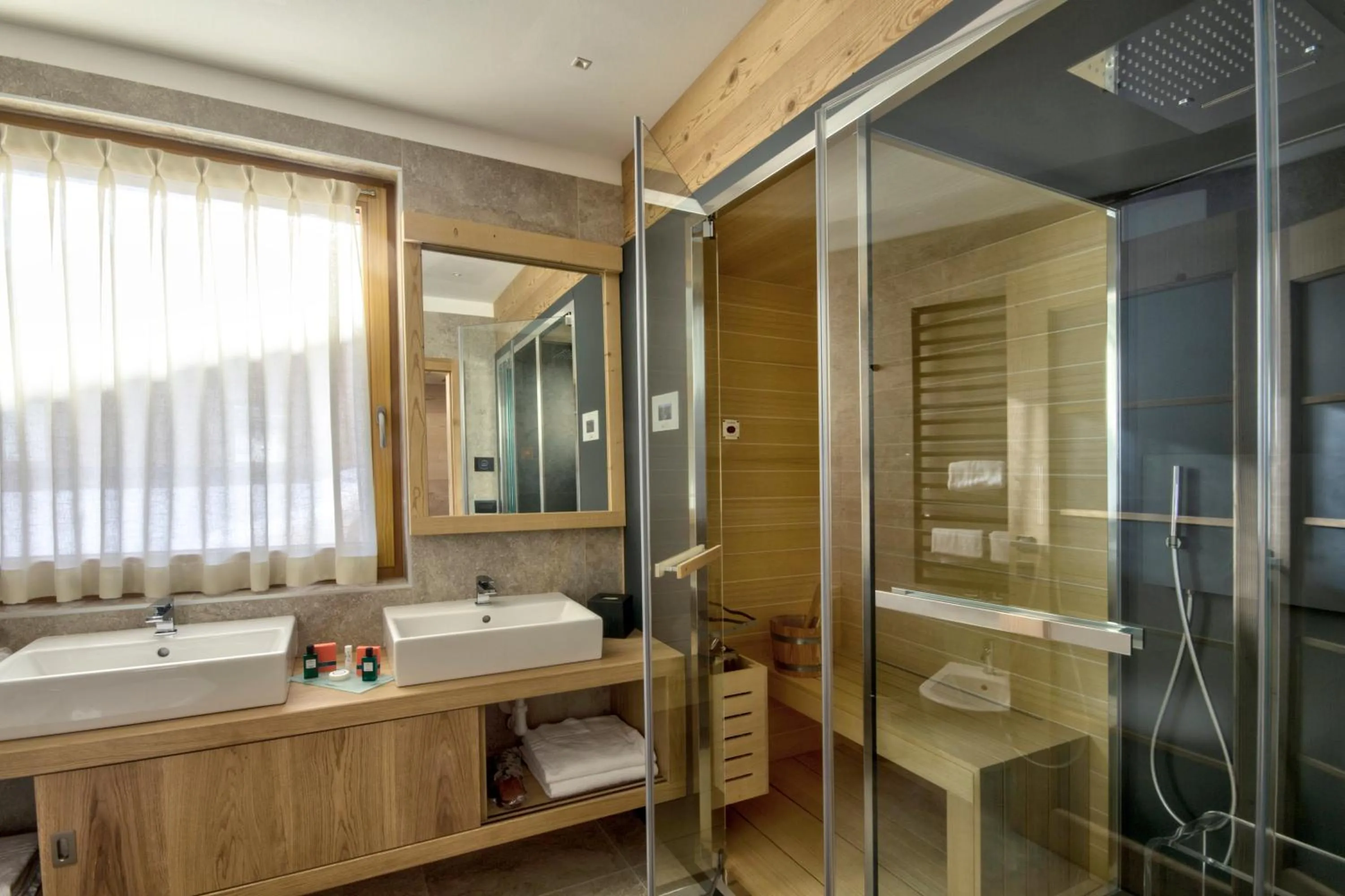 Shower in Dolomiti Lodge Alverà