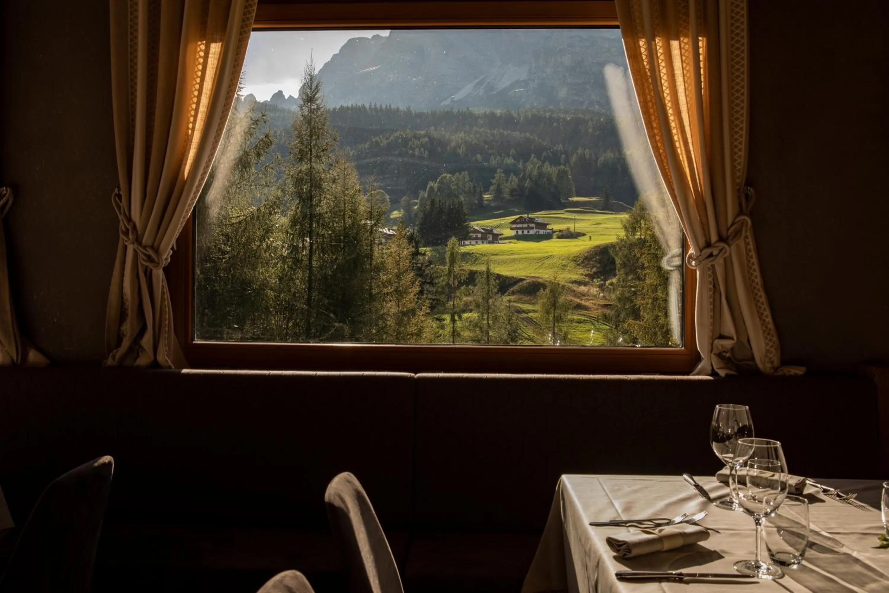 Restaurant/places to eat in Dolomiti Lodge Alverà