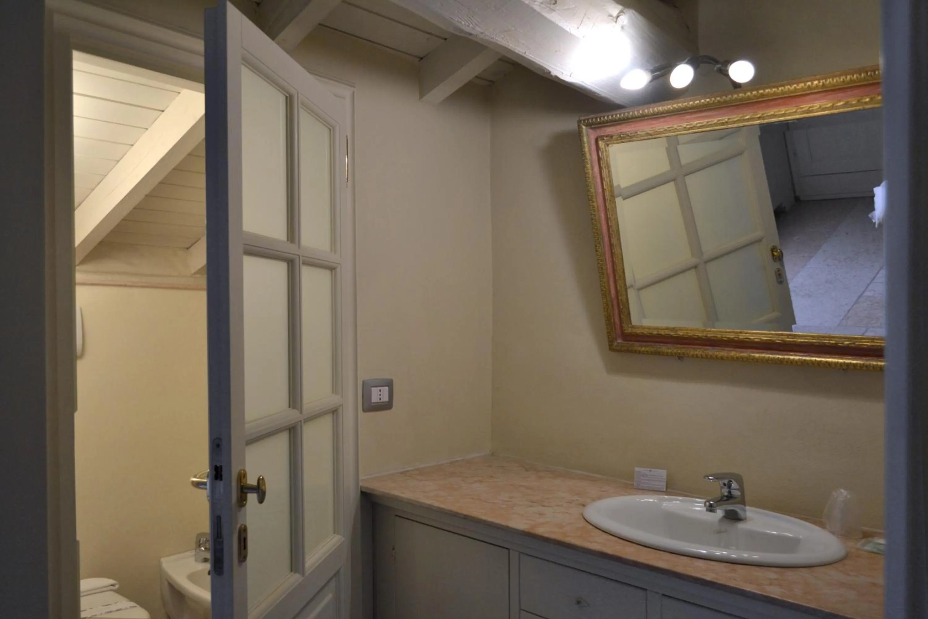 Bathroom in Hotel Palazzo Novello