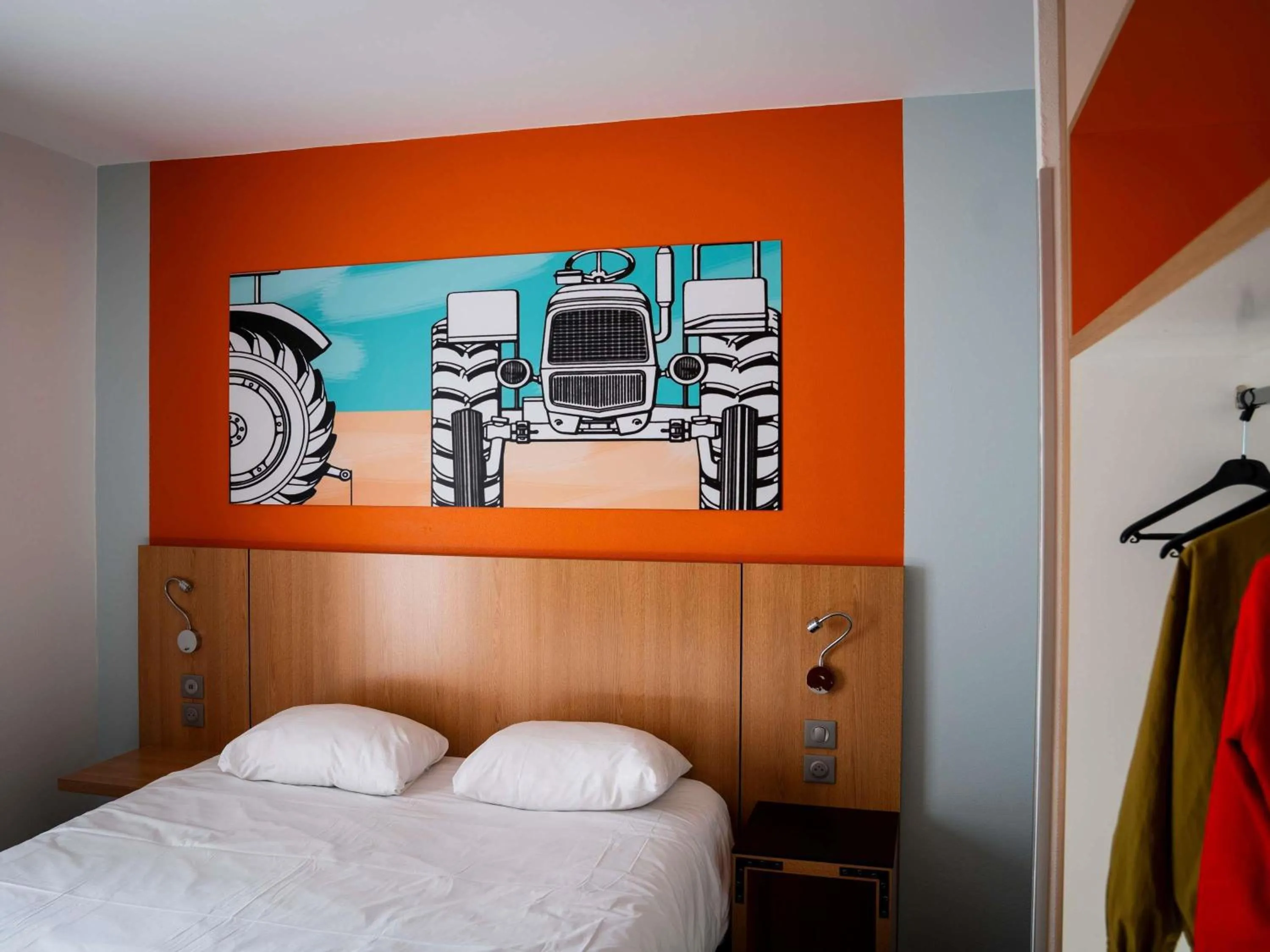 Bedroom, Bed in ibis Styles Bourbon Lancy