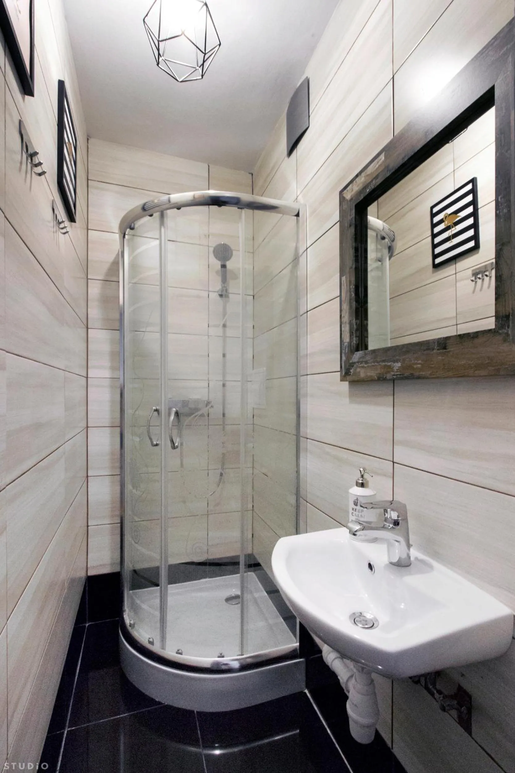 Shower in ClickTheFlat Hoża Street Apart Rooms
