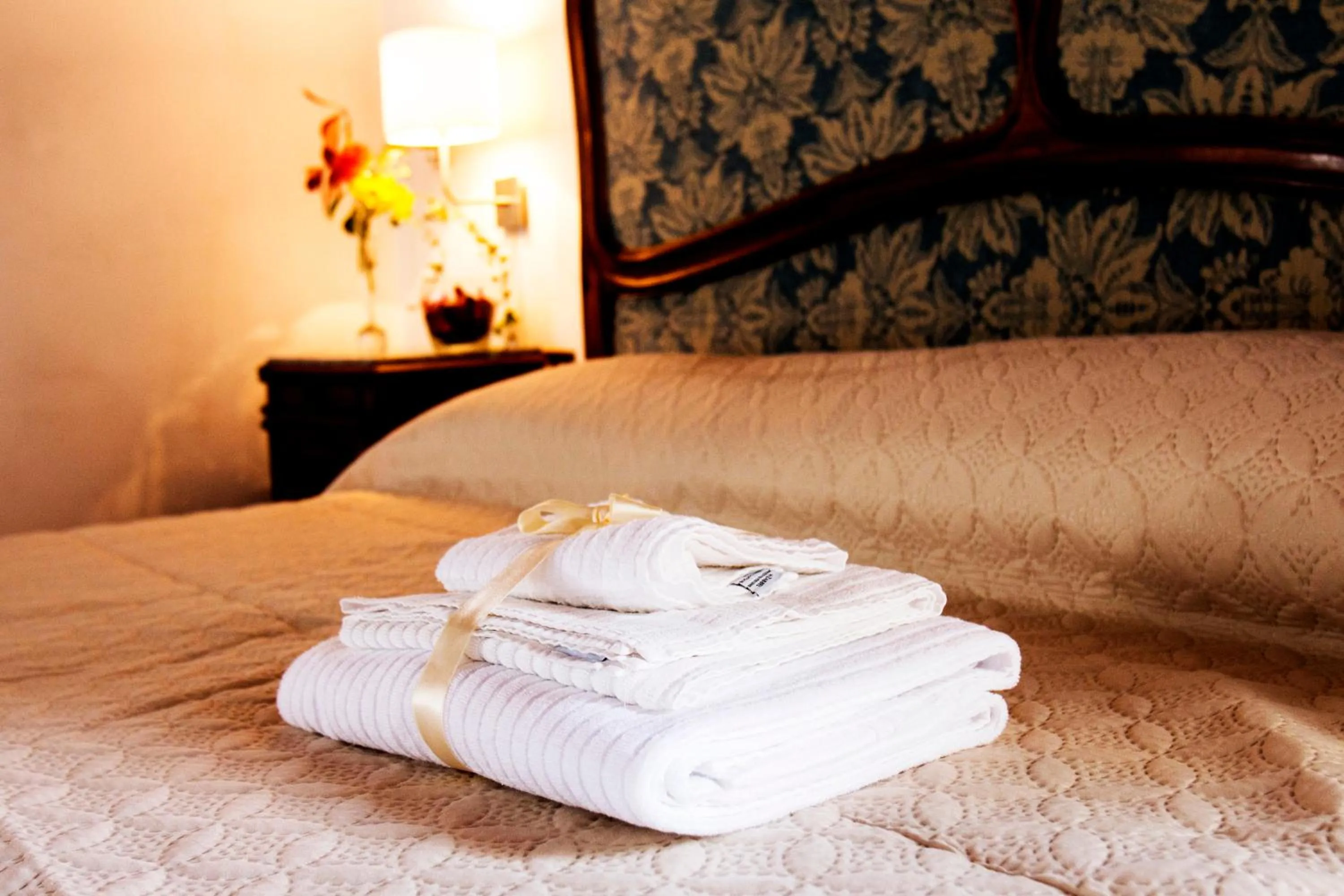 Decorative detail, Bed in Villa Il Fedino