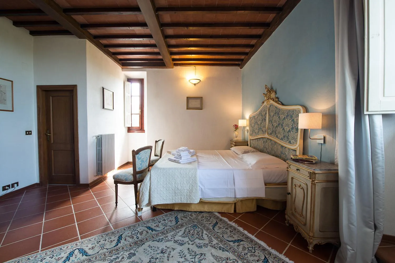 Bed in Villa Il Fedino