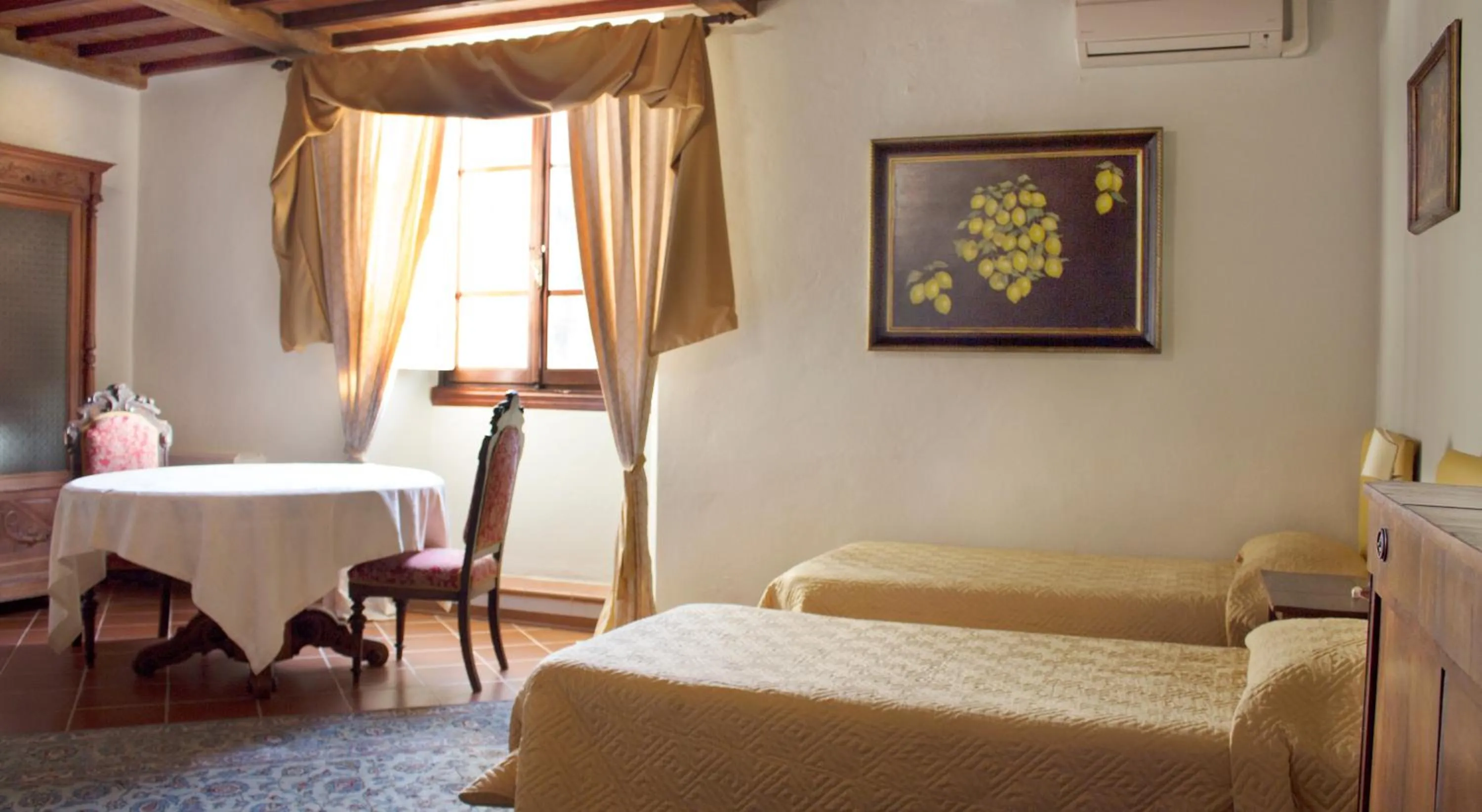 Decorative detail, Bed in Villa Il Fedino