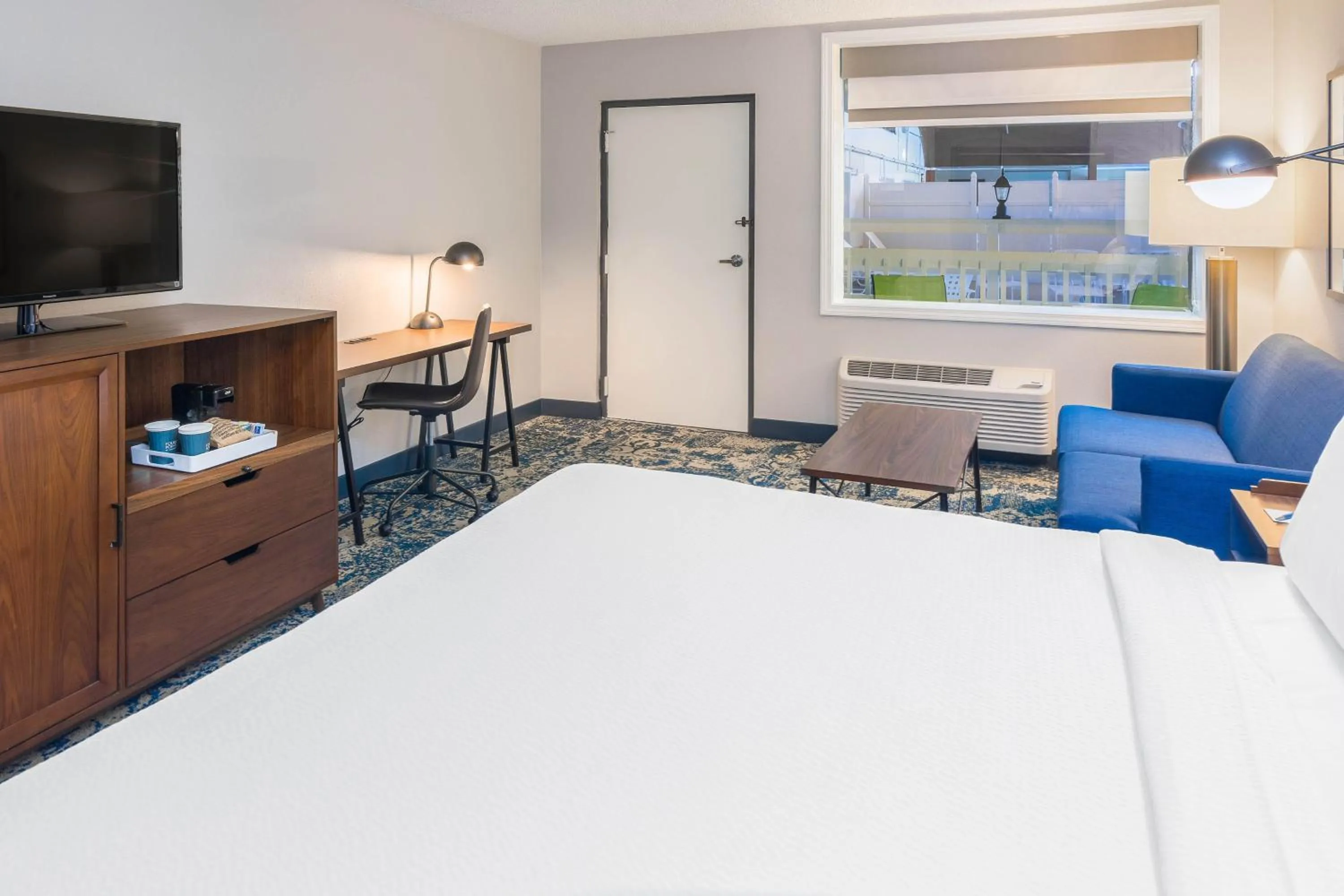 Photo of the whole room, Bed in Four Points by Sheraton Eastham Cape Cod