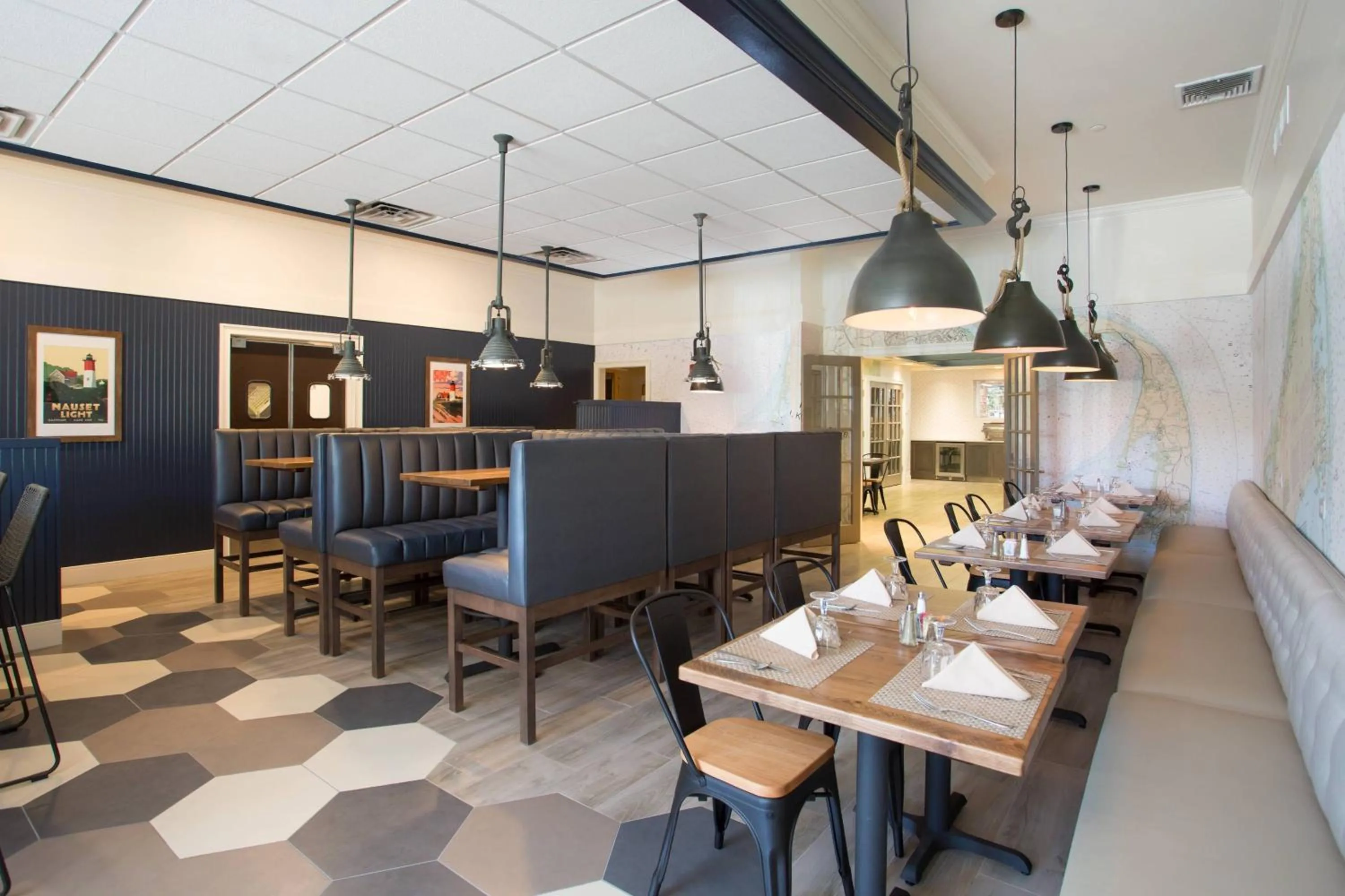 Lounge or bar in Four Points by Sheraton Eastham Cape Cod